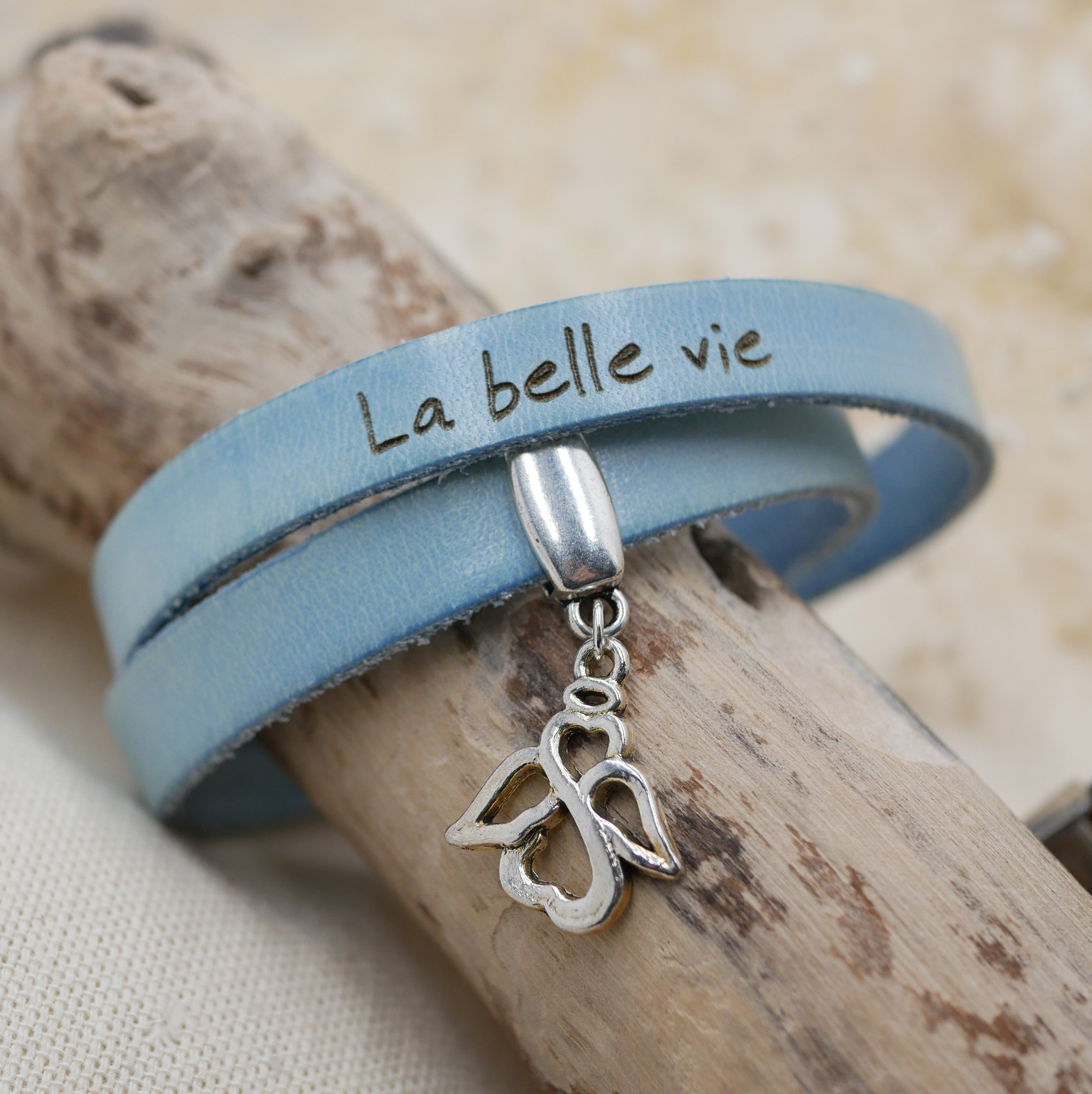 Pulseira dupla de couro personalizada para ser gravada com um pingente à sua escolha