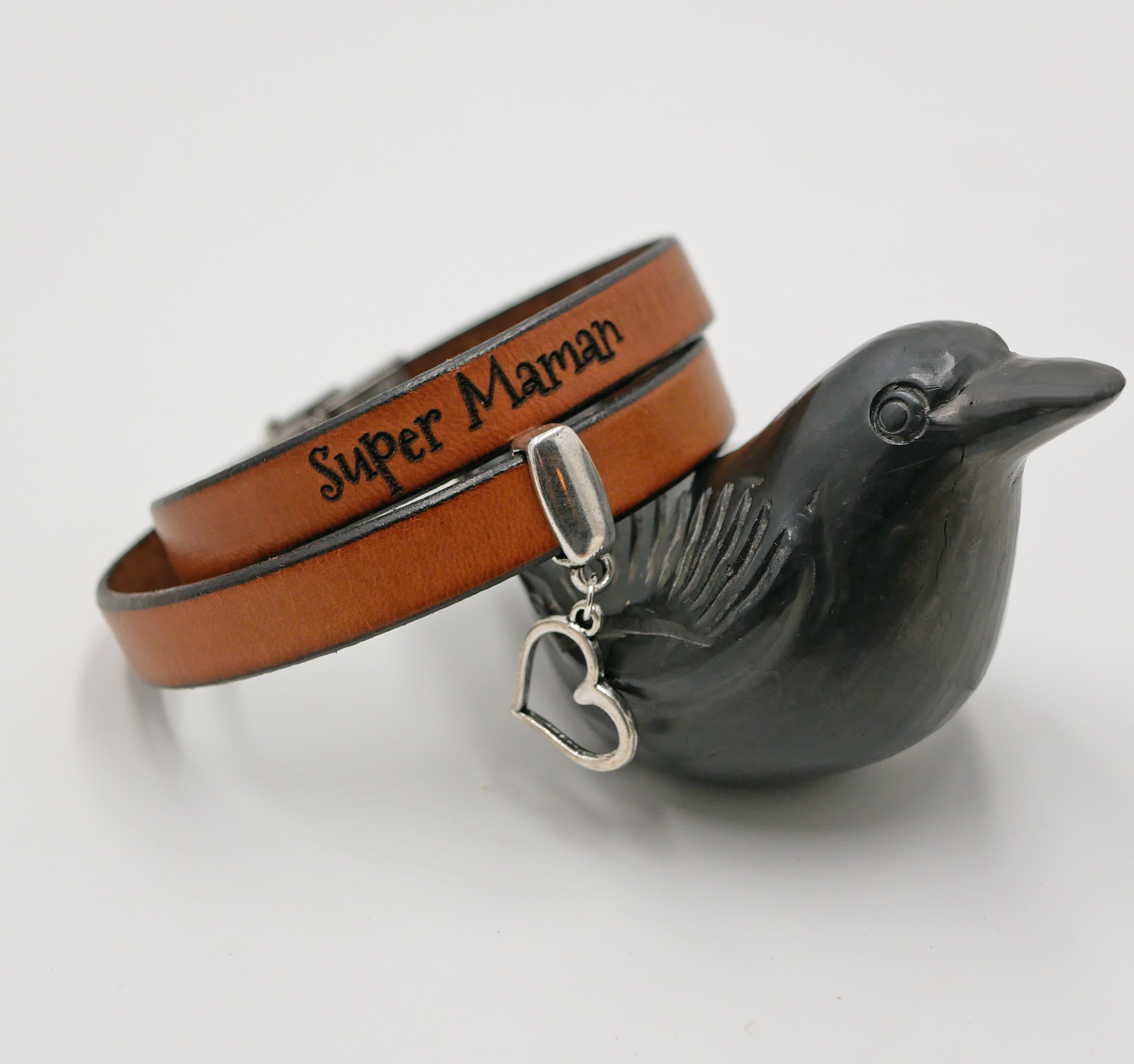 Pulseira dupla de couro personalizada para ser gravada com um pingente à sua escolha
