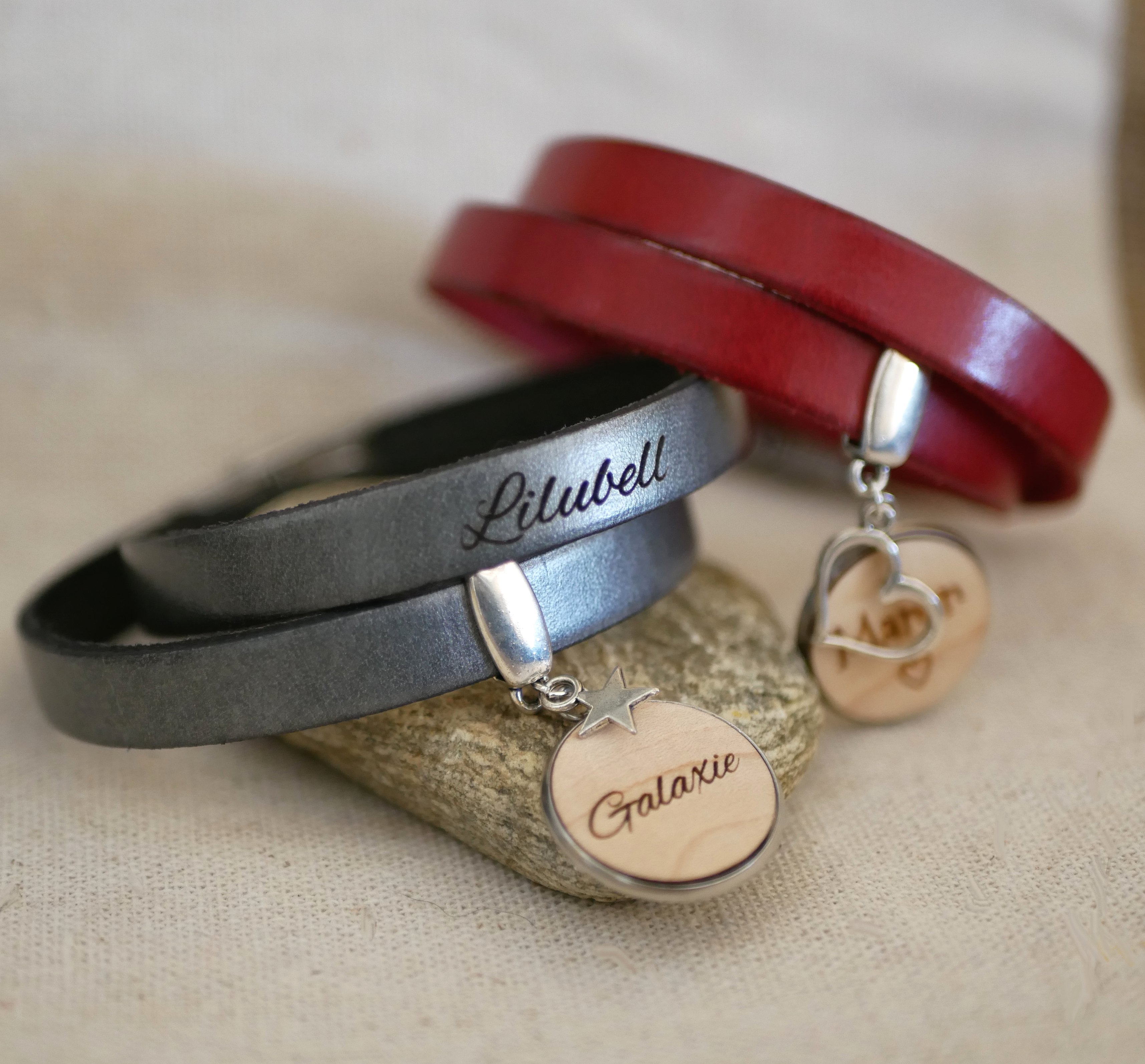 Pulseira dupla de couro personalizada com cabochon de madeira para gravar