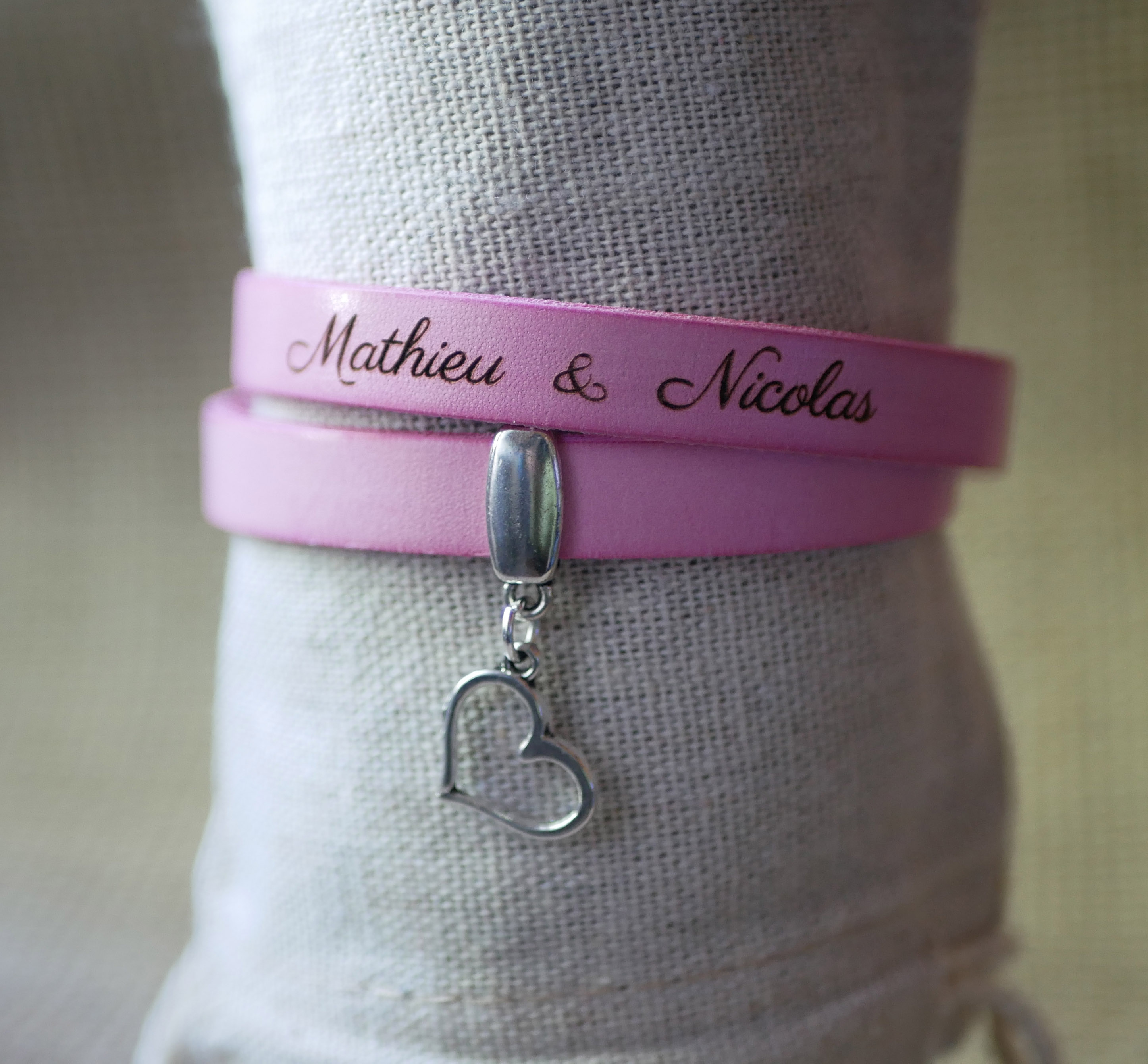 Pulseira dupla de couro personalizada para ser gravada com um pingente à sua escolha