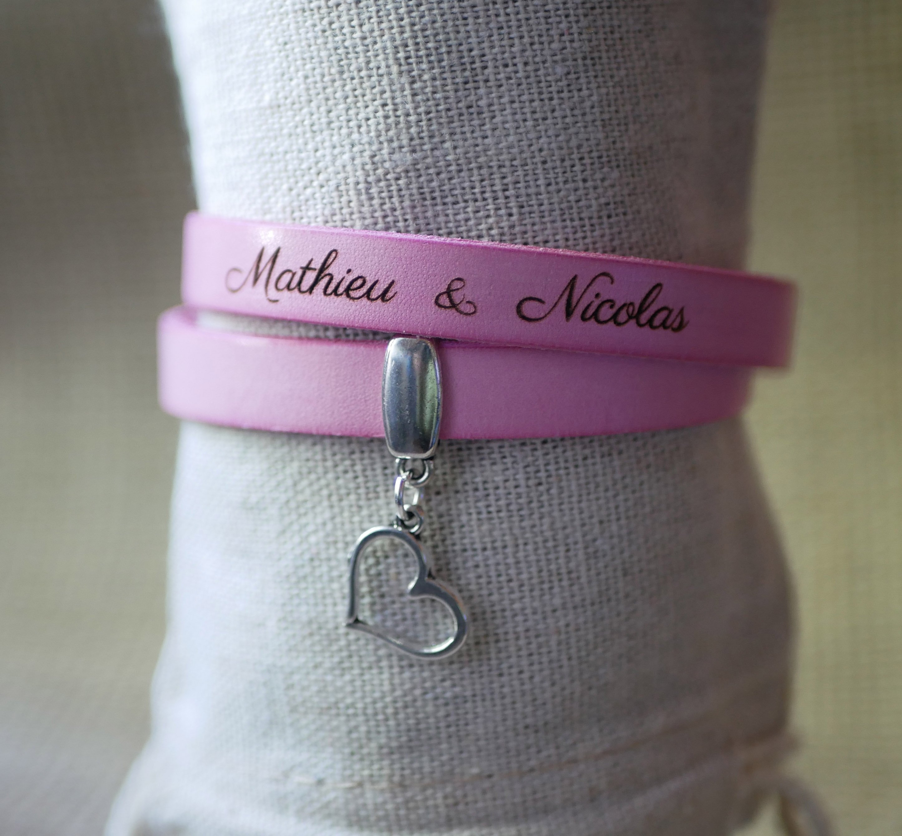 Pulseira dupla de couro personalizada para ser gravada com um pingente à sua escolha