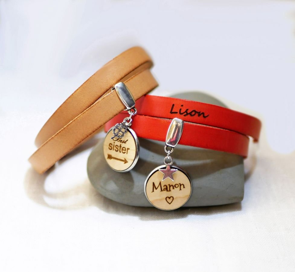 Pulseira dupla de couro personalizada com cabochon de madeira para gravar