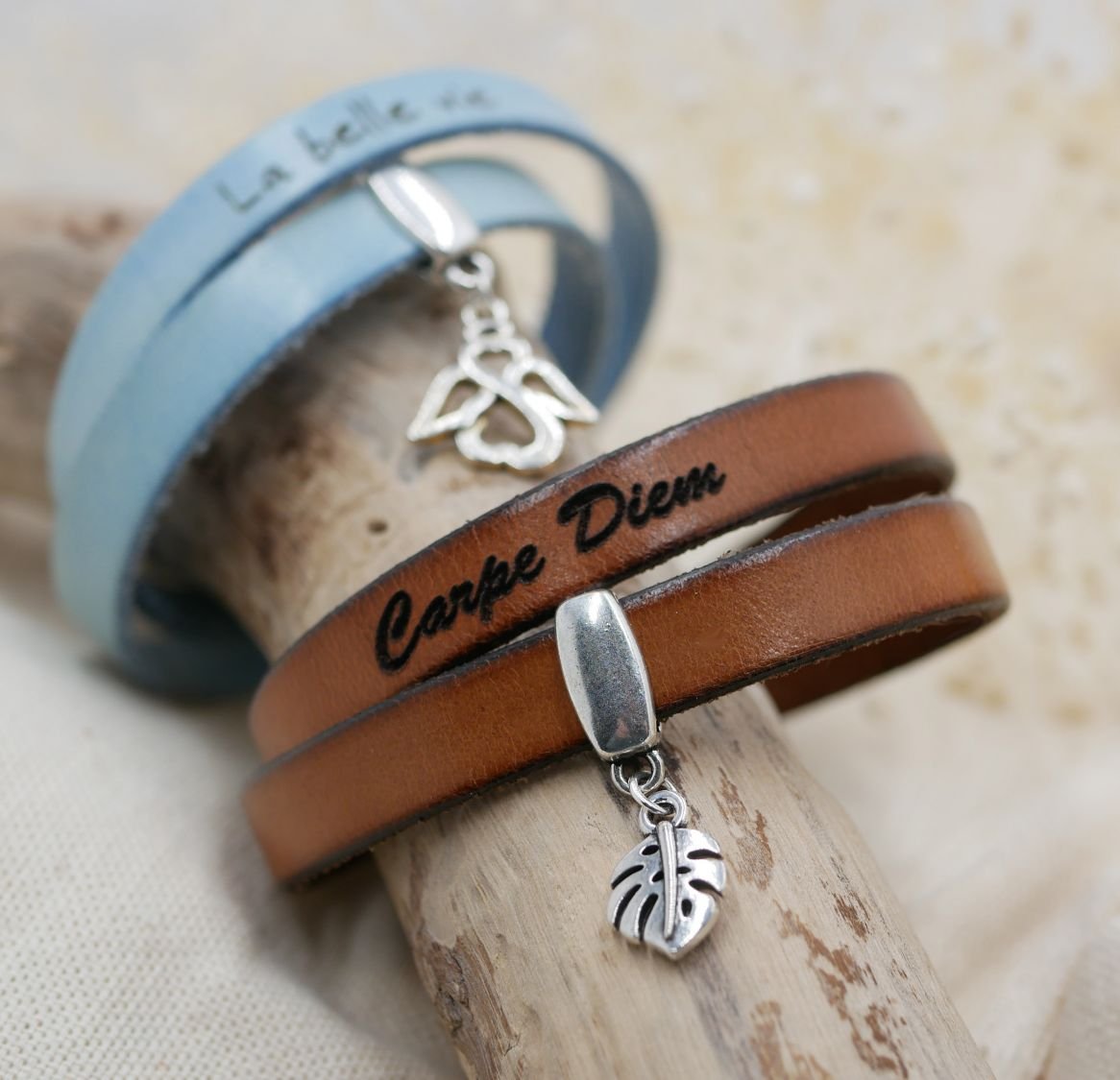 Pulseira dupla de couro personalizada para ser gravada com um pingente à sua escolha