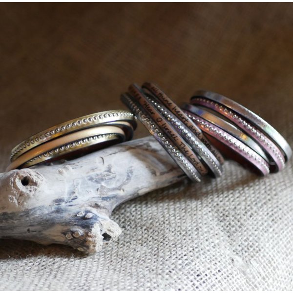 Correia de couro dourada gravada duplamente com contas de prata, personaliz&aacute;vel