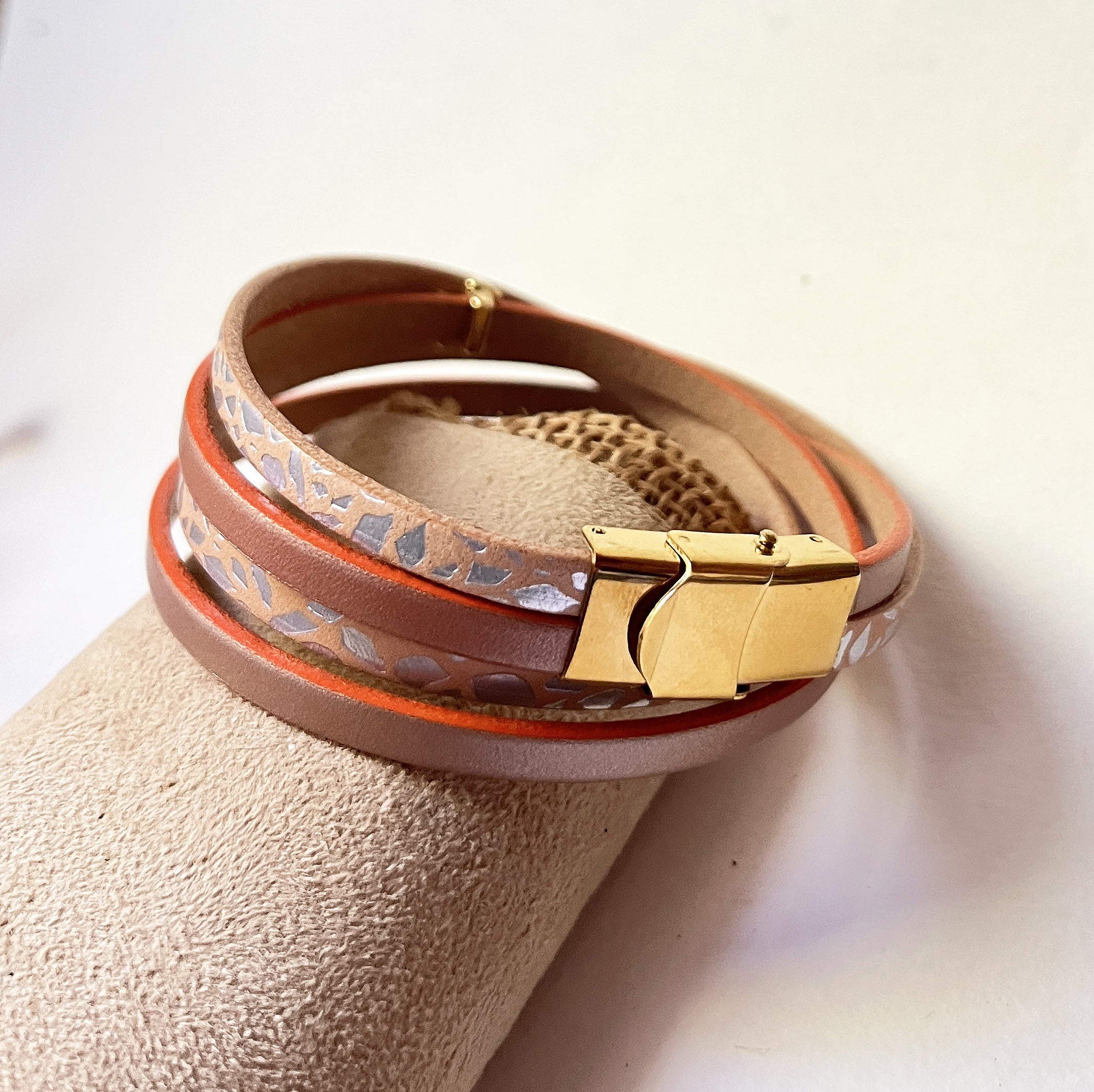 Bracelet zen en cuir bicolore personnalisé avec ginkgo doré.