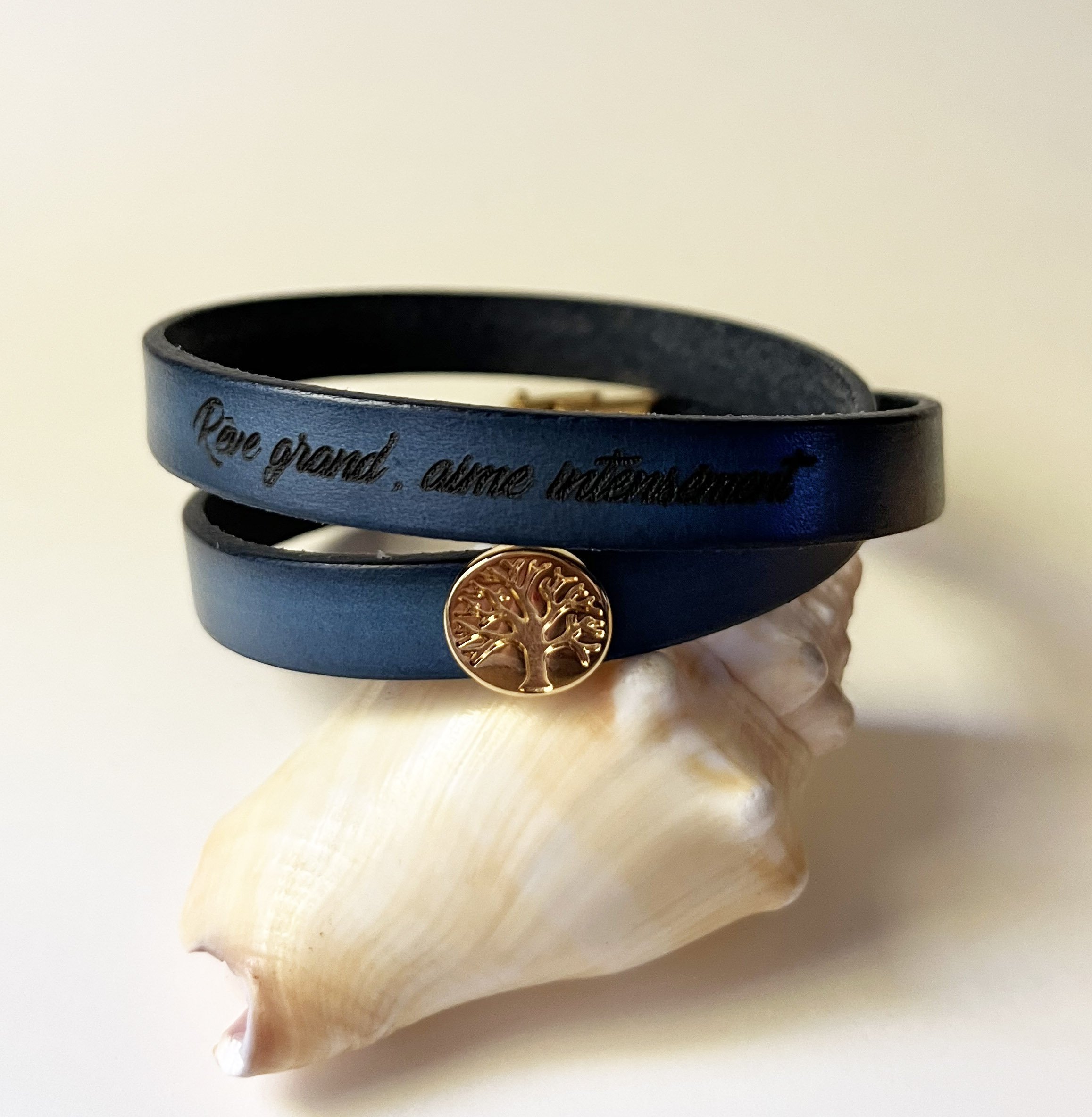 Bracelet double tour en cuir personnalisable d&eacute;cor&eacute; d'un arbre de vie dor&eacute; 