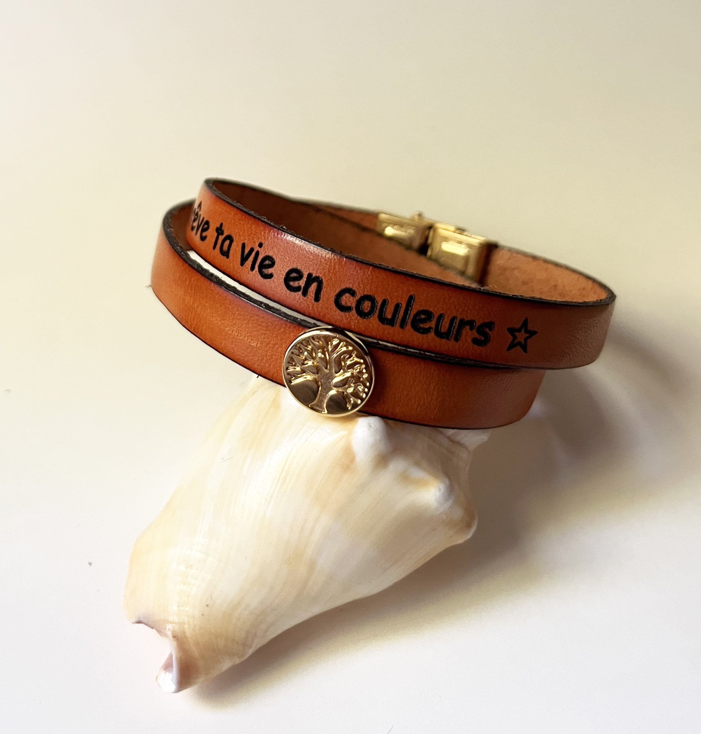 Bracelet double tour en cuir personnalisable décoré d'un arbre de vie doré 