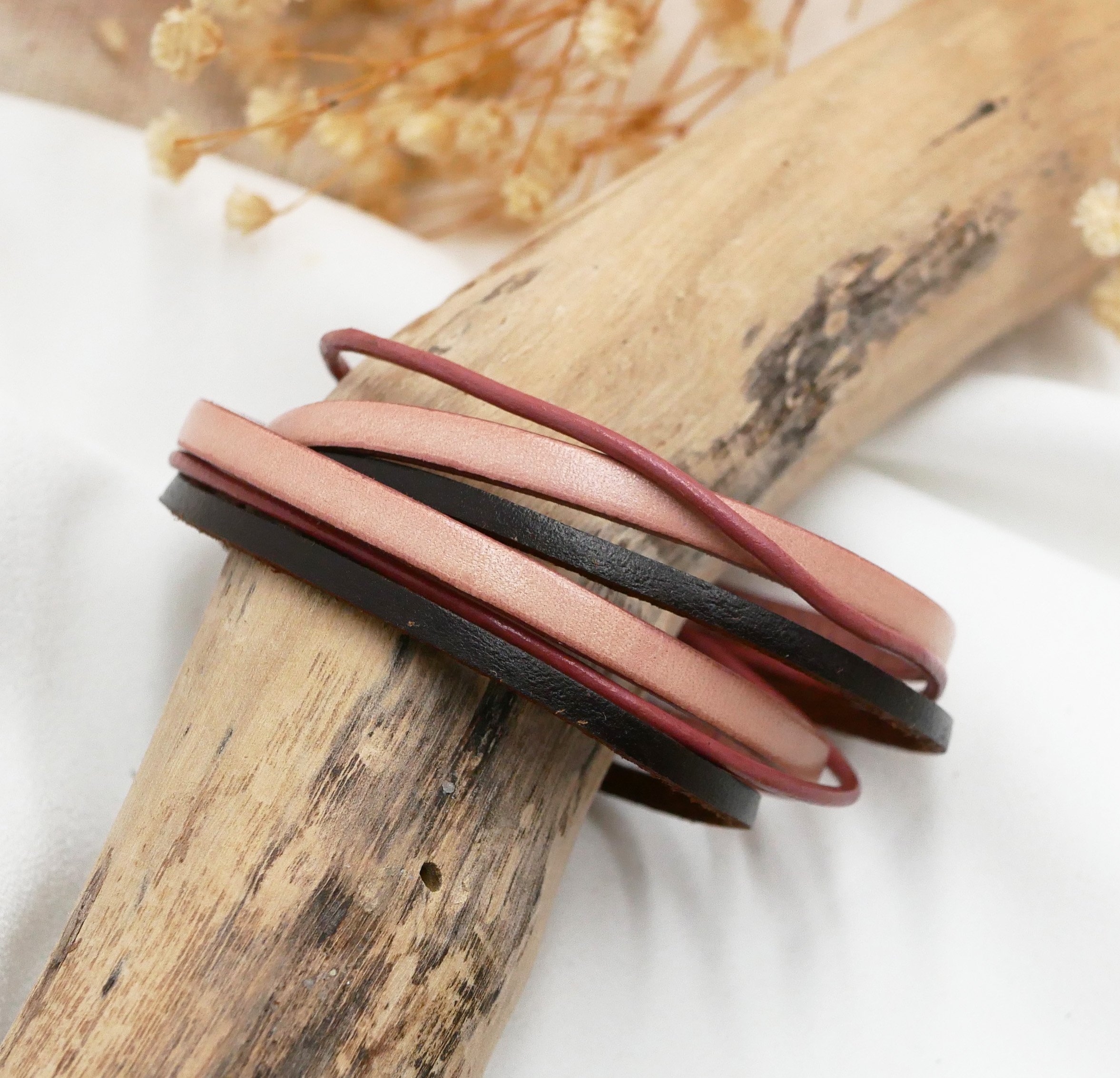 Pulseira vintage antiga de couro rosa e castanho com v&aacute;rias voltas