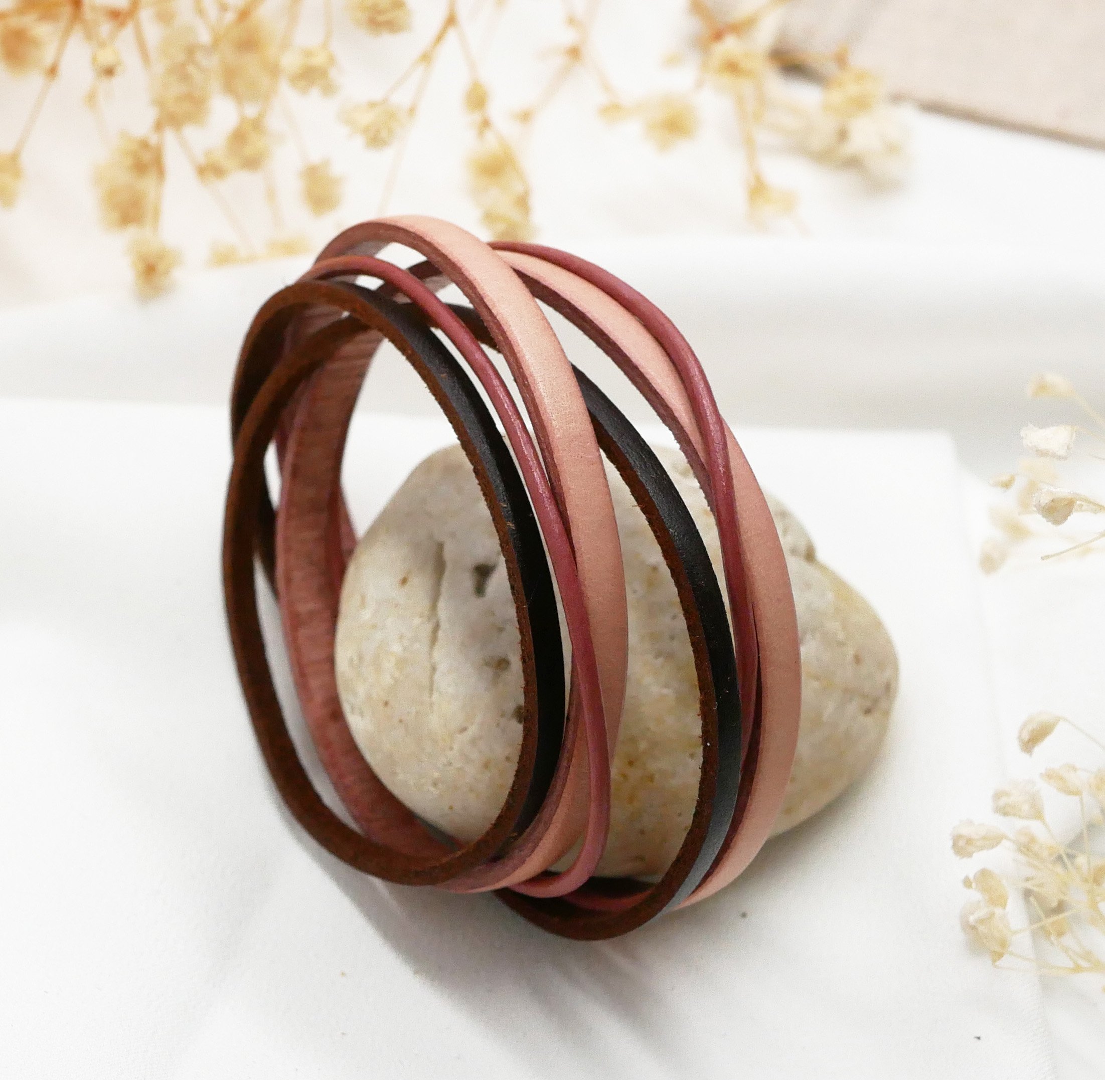 Pulseira vintage antiga de couro rosa e castanho com várias voltas