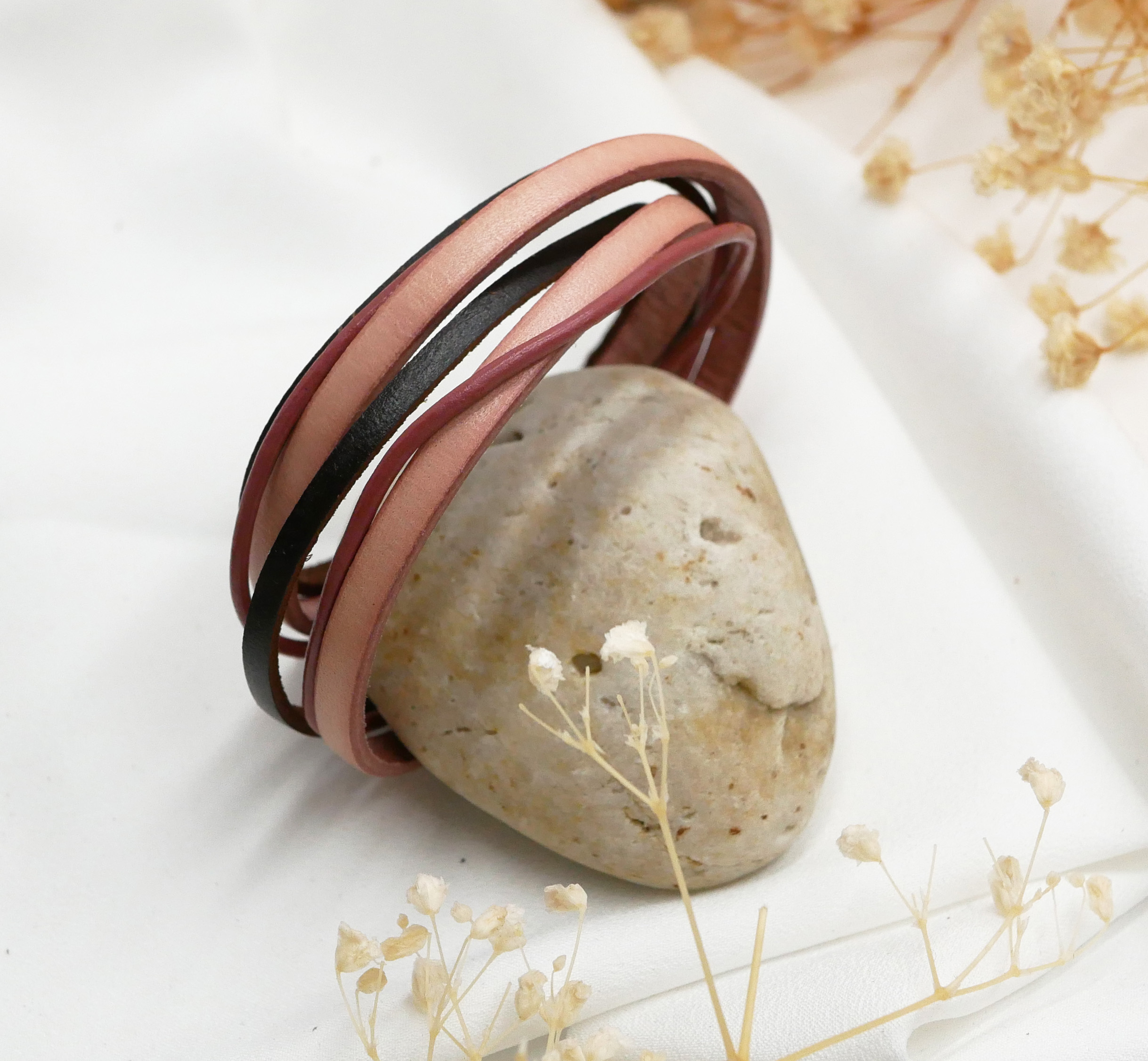 Pulseira vintage antiga de couro rosa e castanho com várias voltas