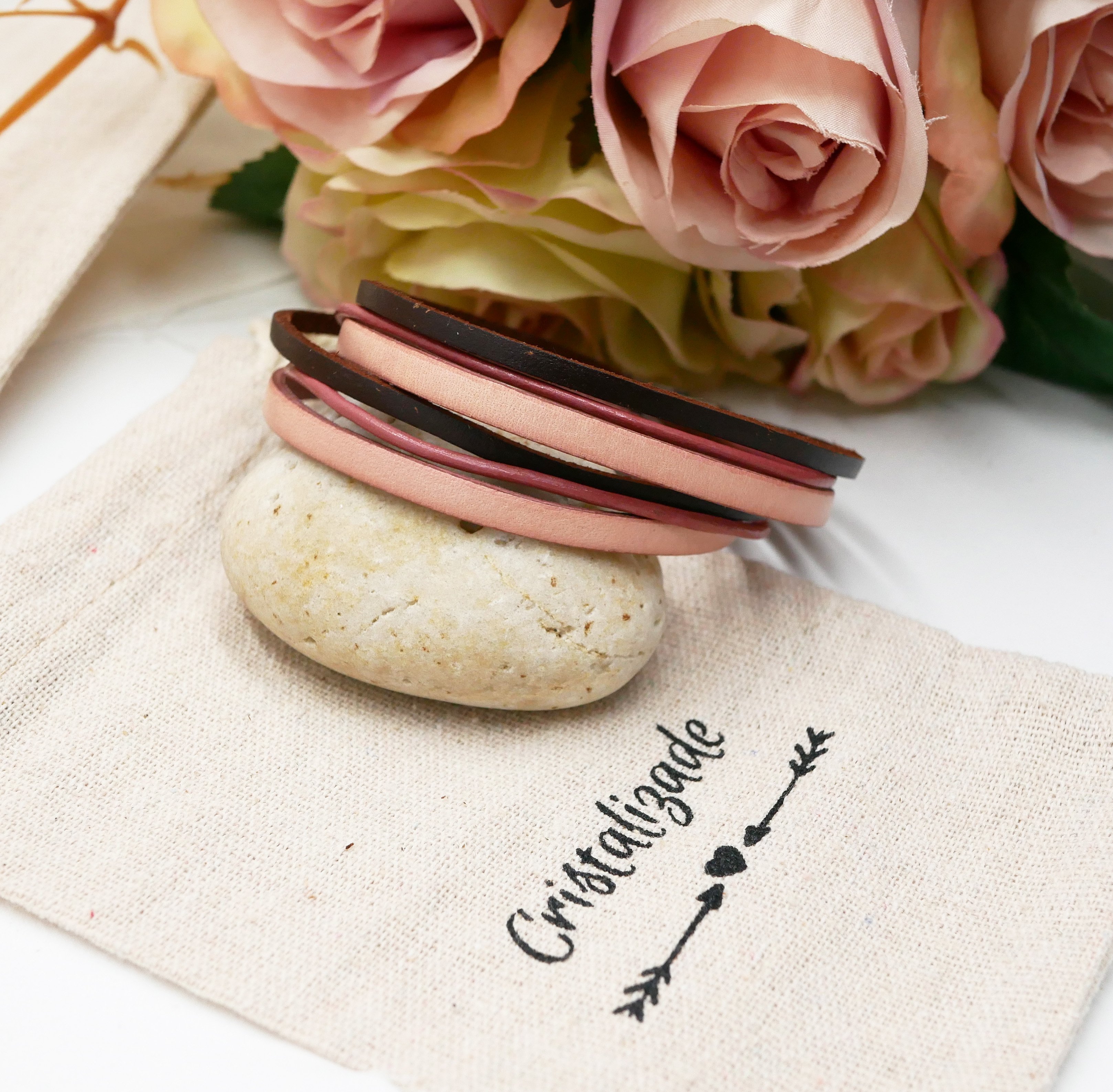 Pulseira vintage antiga de couro rosa e castanho com várias voltas