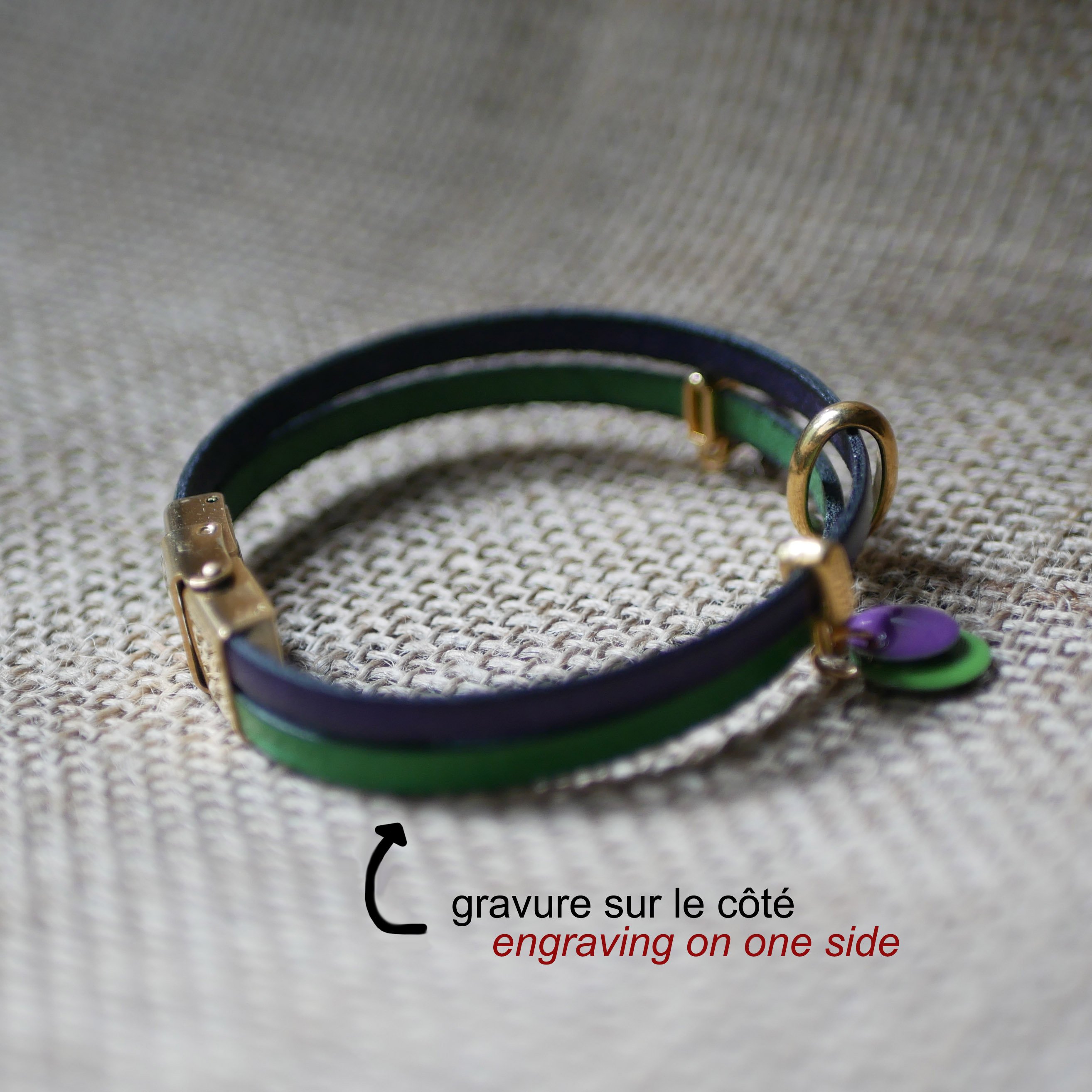 Pulseira dupla em pele com pingentes dourados e lantejoulas verde-púrpura 