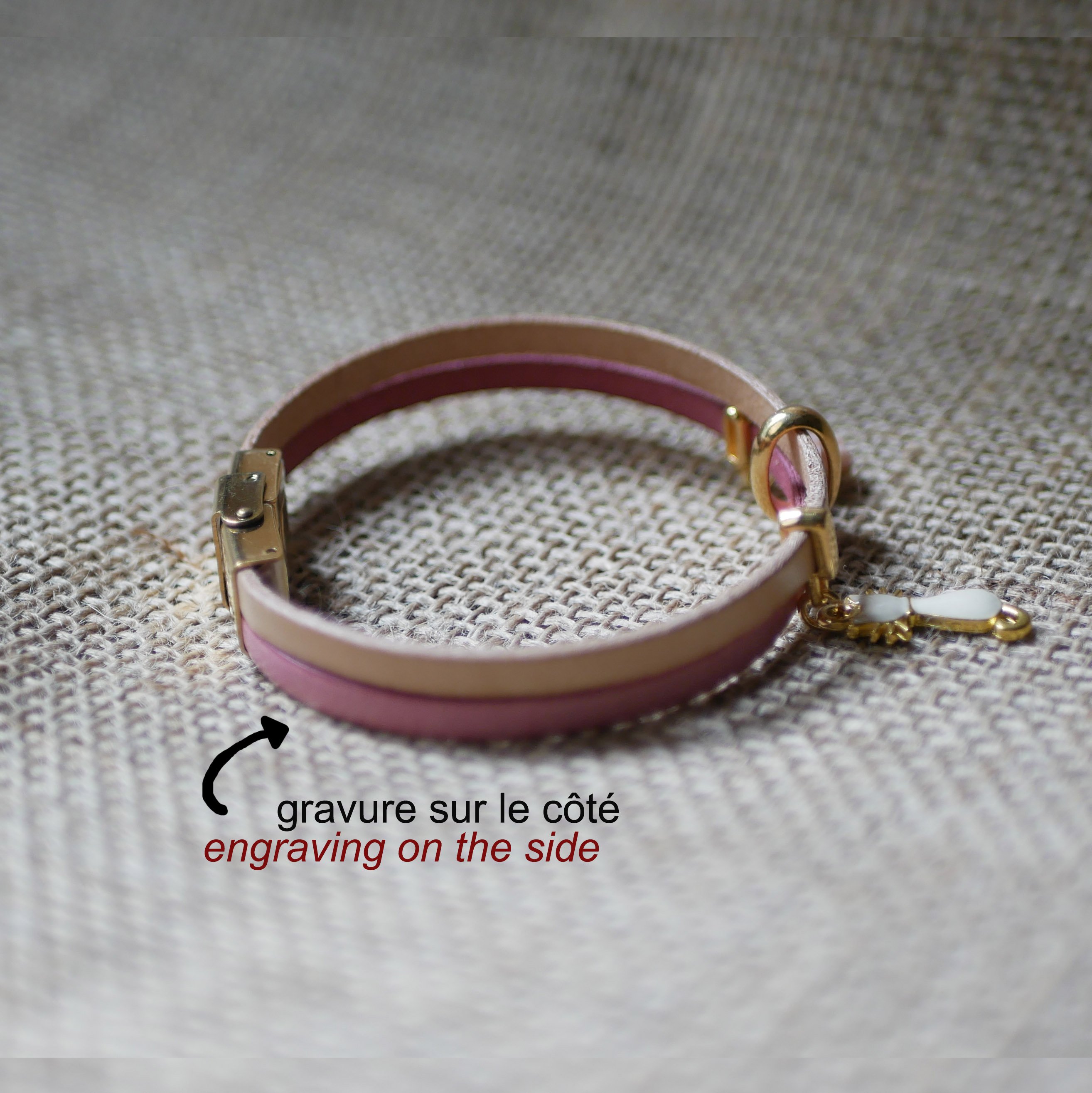 Pulseira dupla em pele com lantejoulas douradas e pingentes de pássaros