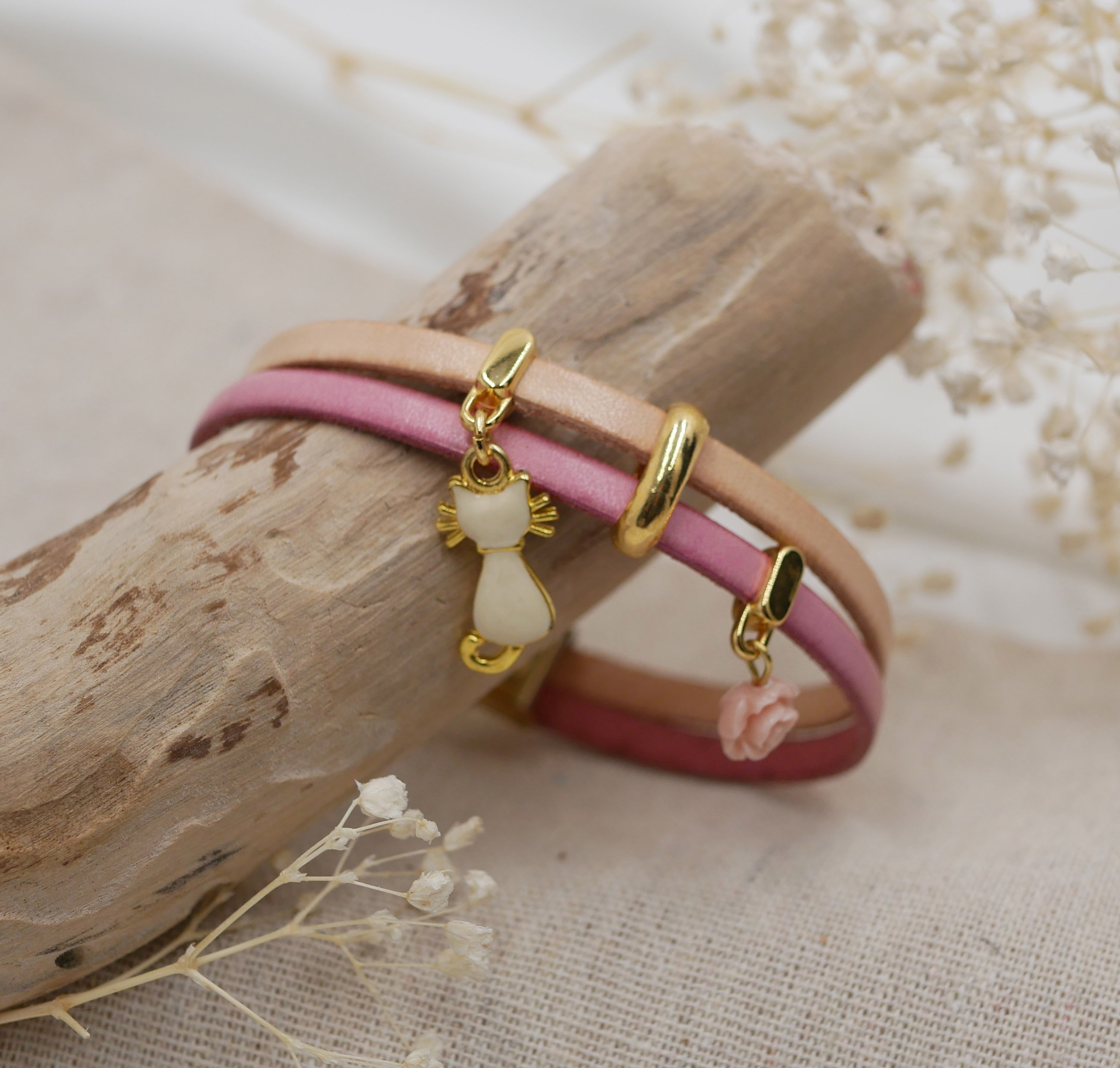 Pulseira dupla em pele com gato dourado e pingentes cor-de-rosa 