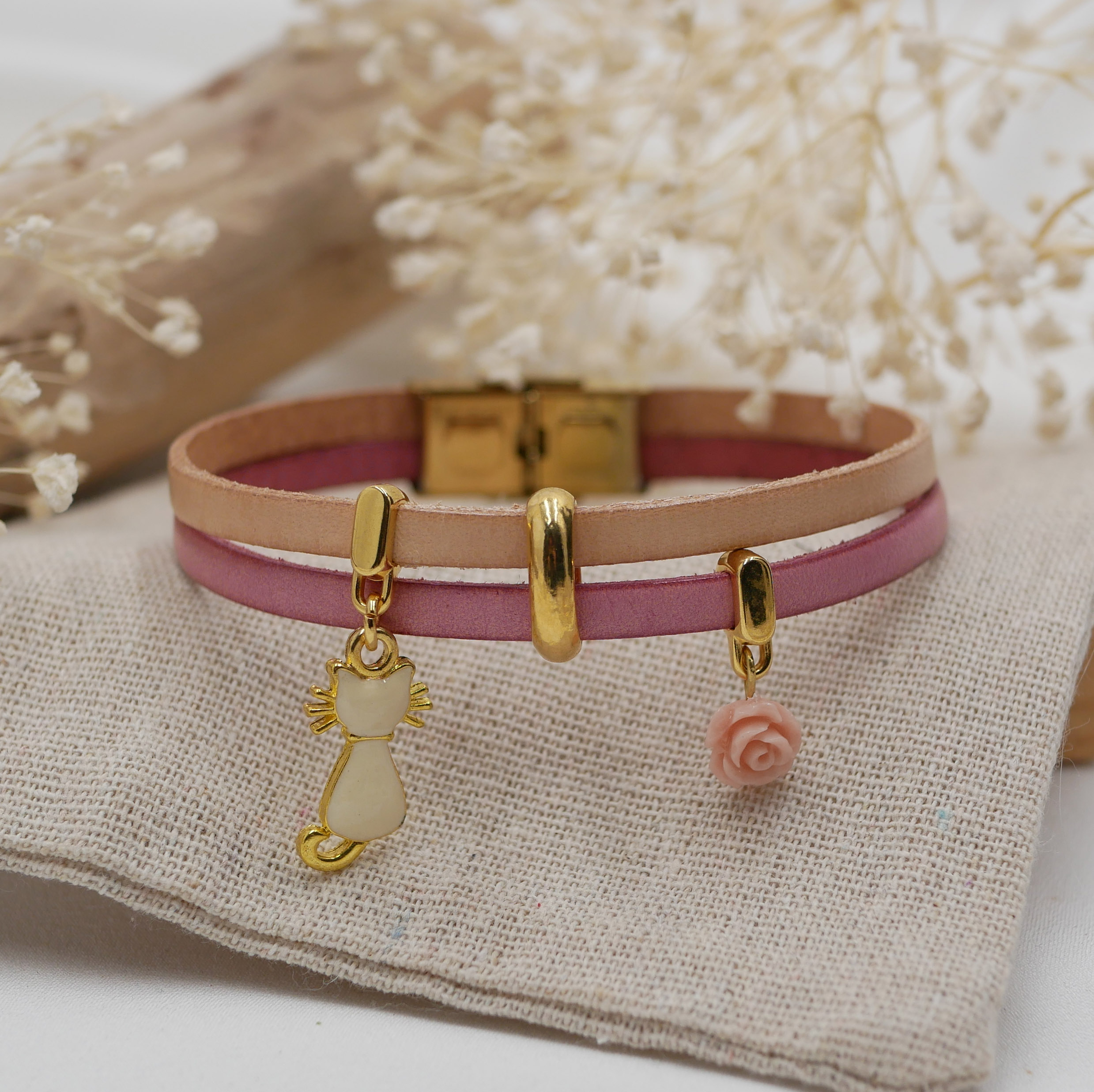 Pulseira dupla em pele com gato dourado e pingentes cor-de-rosa 