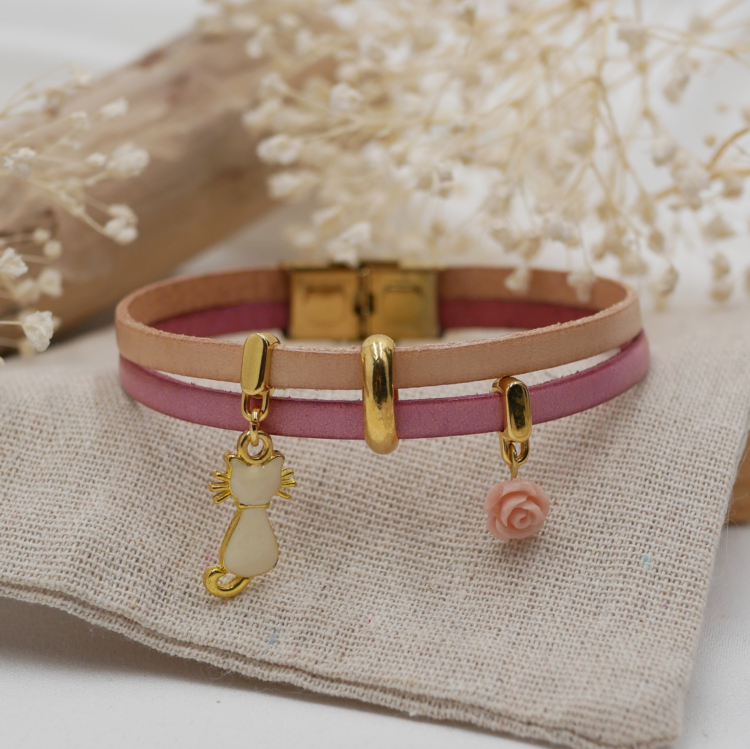 Pulseira dupla em pele com gato dourado e pingentes cor-de-rosa 