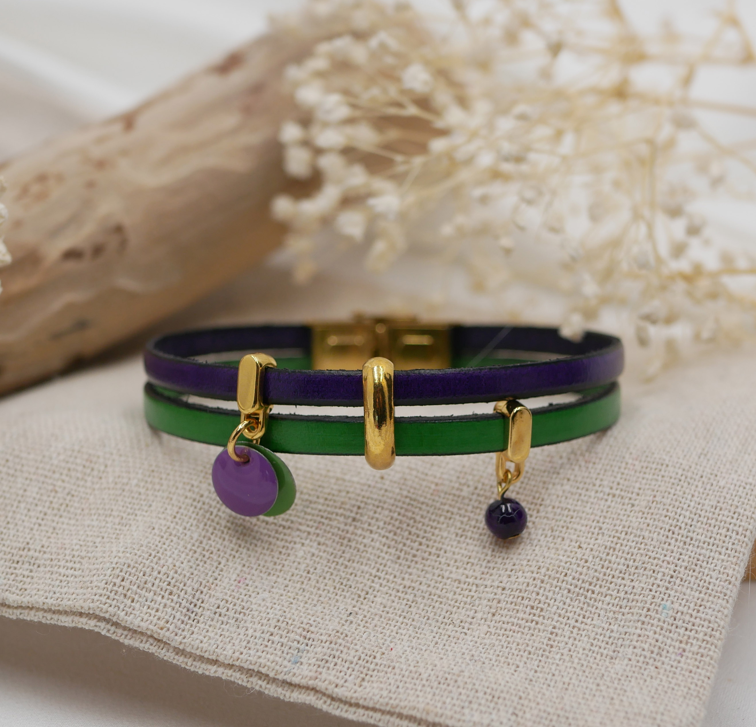 Pulseira dupla em pele com pingentes dourados e lantejoulas verde-púrpura 