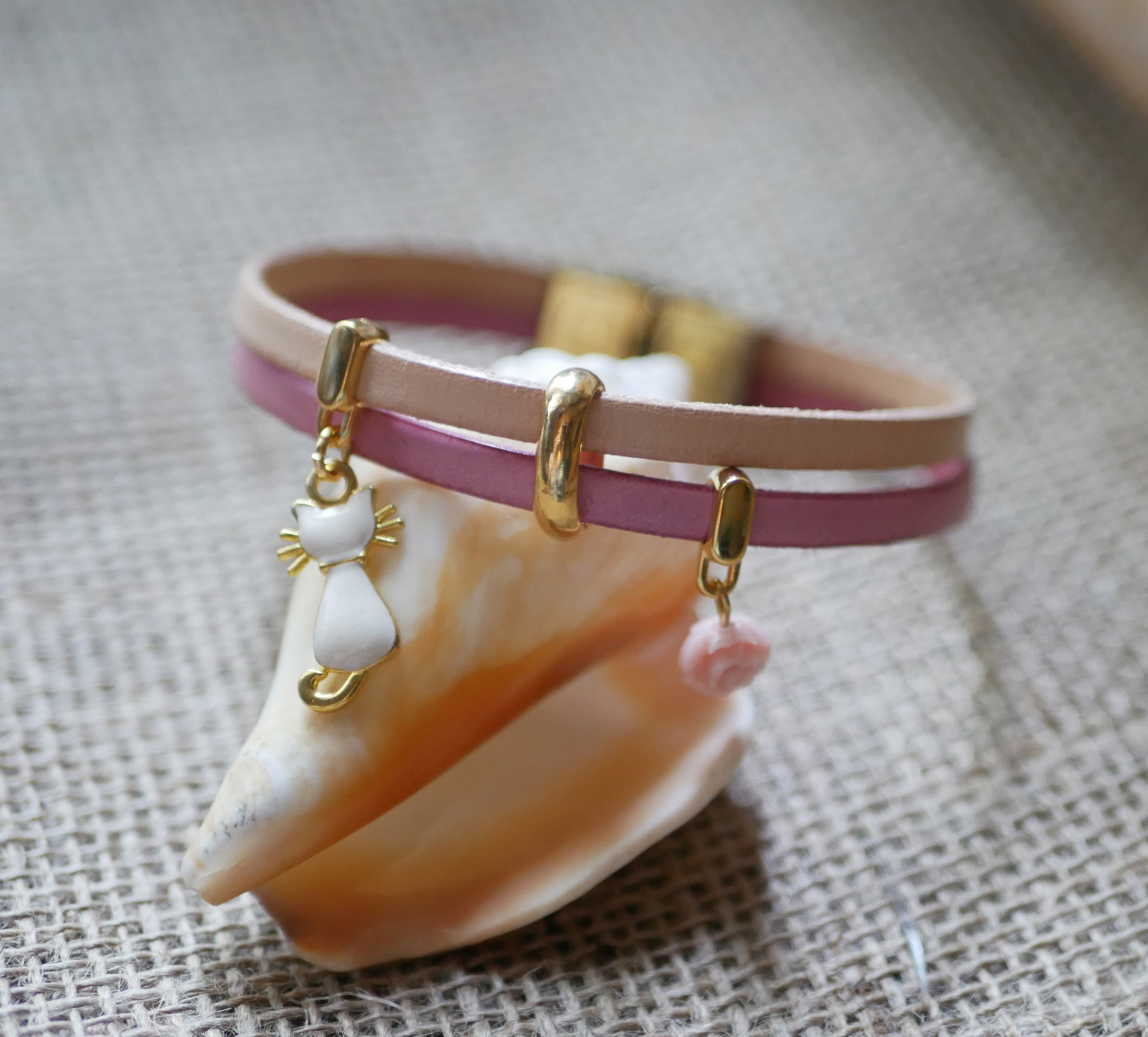 Pulseira dupla em pele com gato dourado e pingentes cor-de-rosa 