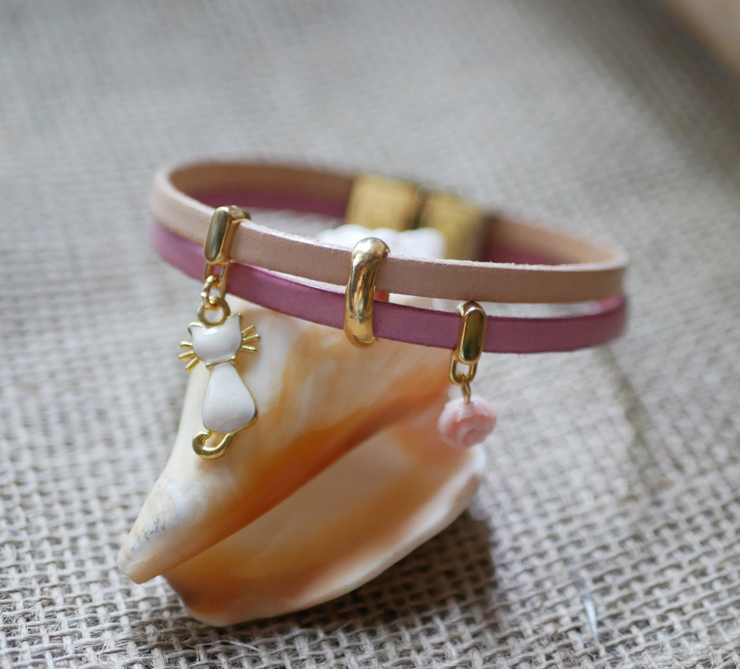 Pulseira dupla em pele com gato dourado e pingentes cor-de-rosa 
