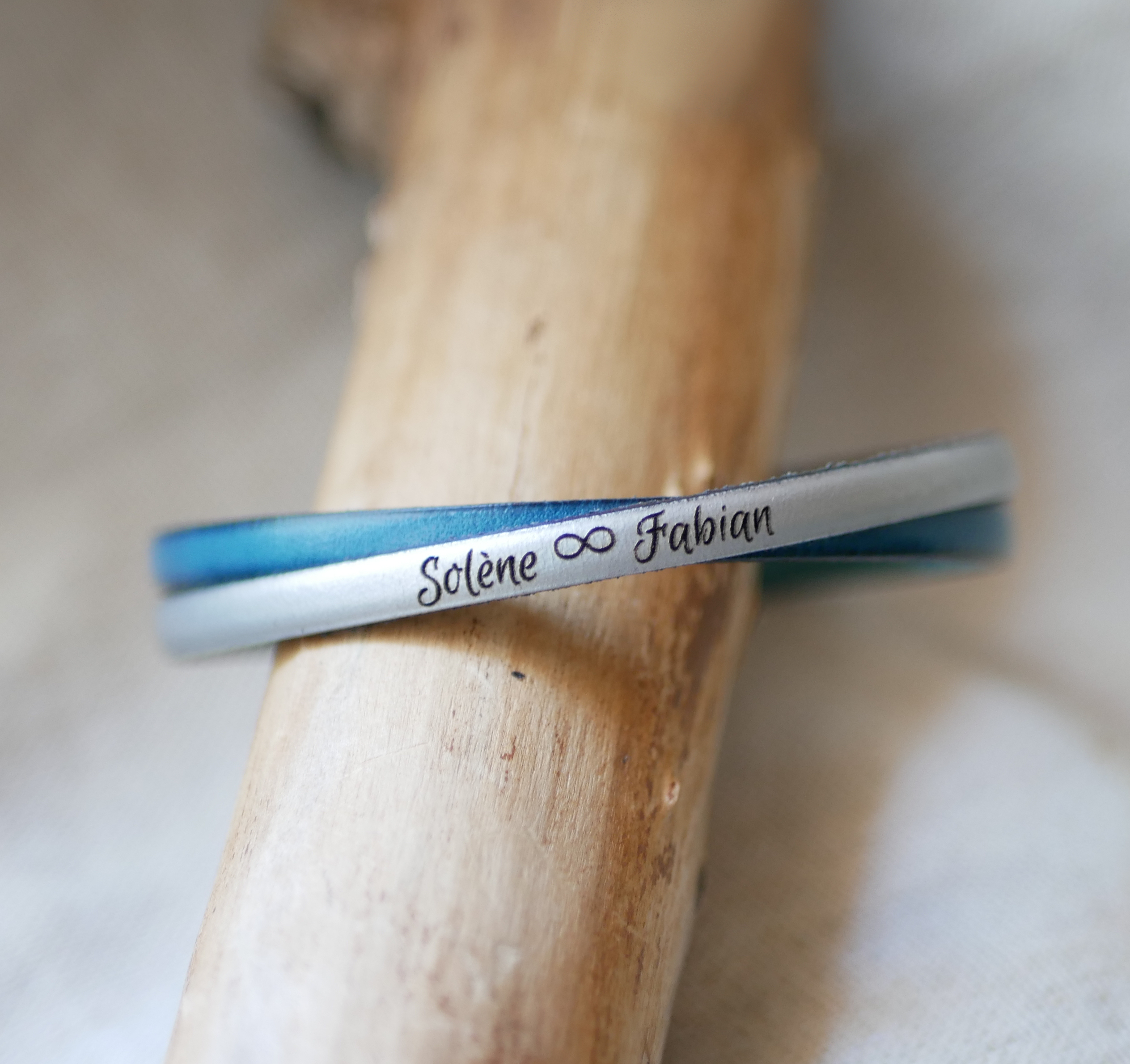 Pulseira duo de couro Twist personaliz&aacute;vel para homens ou mulheres