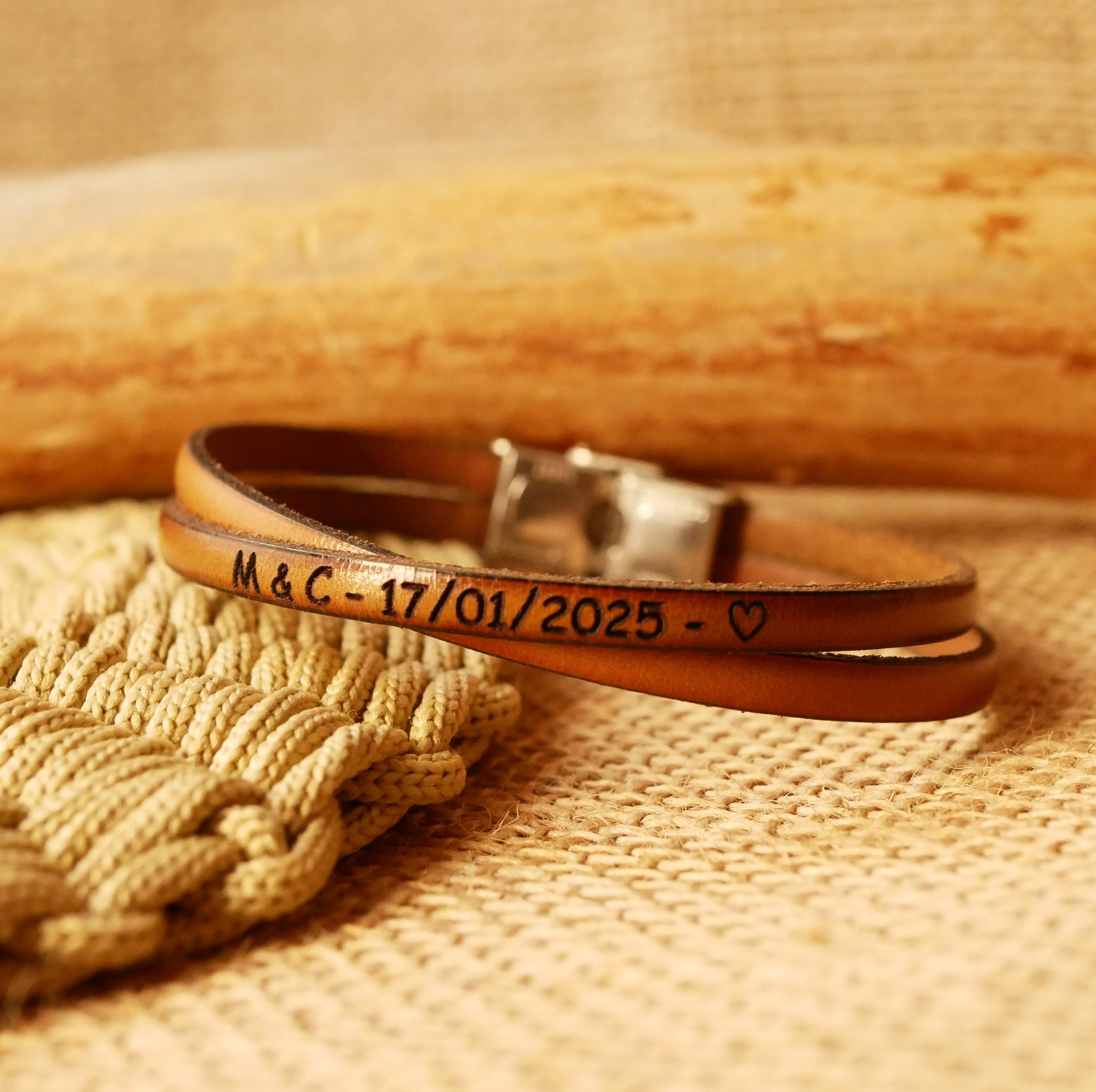 Pulseira duo de couro Twist personaliz&aacute;vel para homens ou mulheres