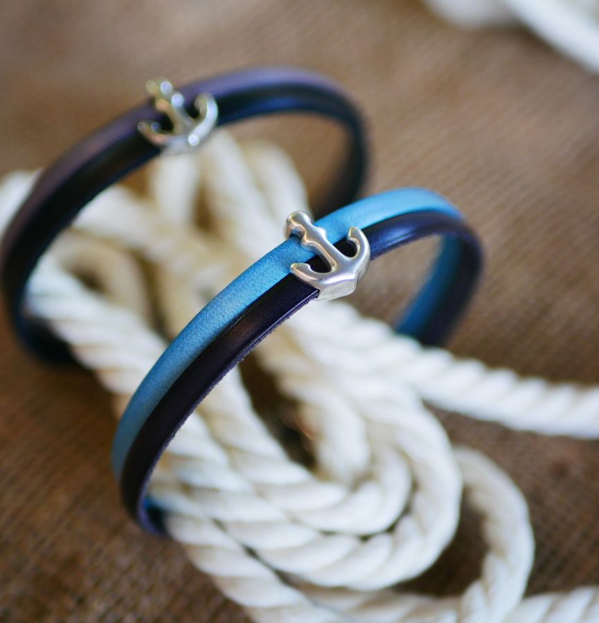 Pulseira duo de couro com desenho de âncora da marinha gravada