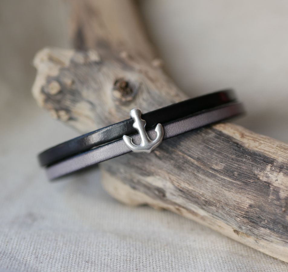 Pulseira duo de couro com desenho de âncora da marinha gravada