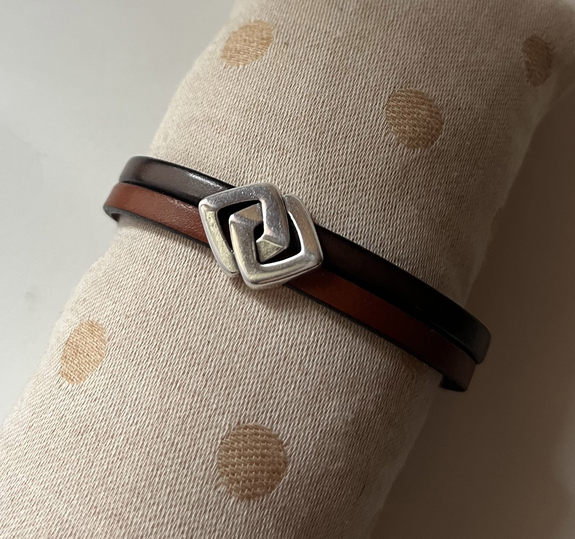 Bracelet duo de cuir au passant entrelac&eacute; personnalisable par gravure