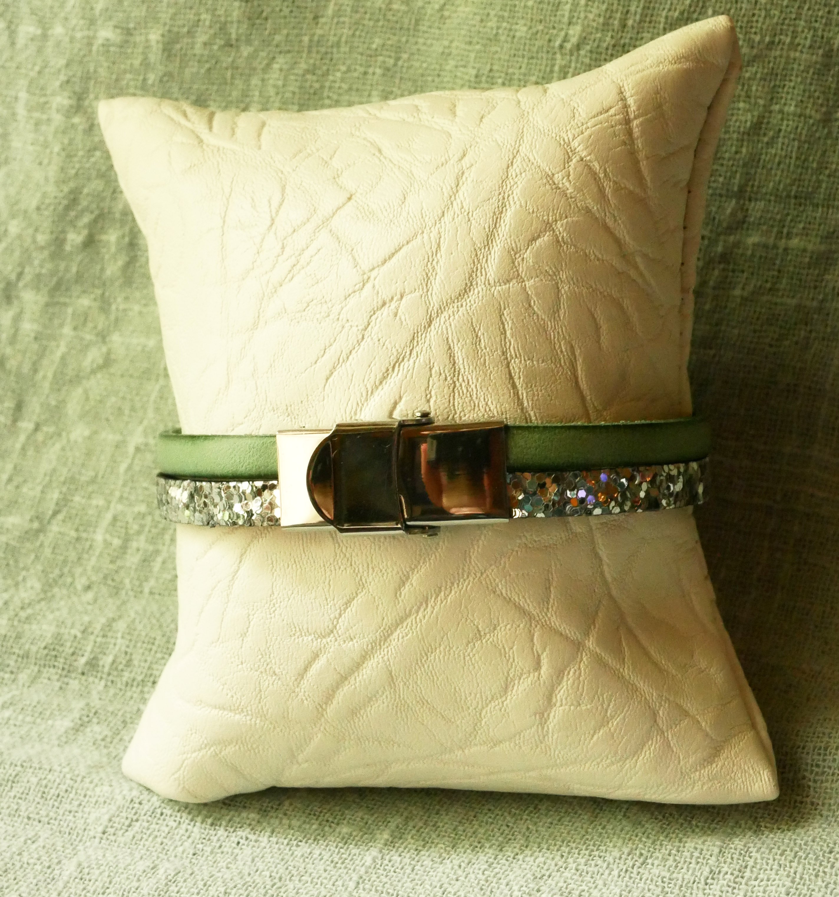 Pulseira duo em pele em prata e na cor &agrave; sua escolha