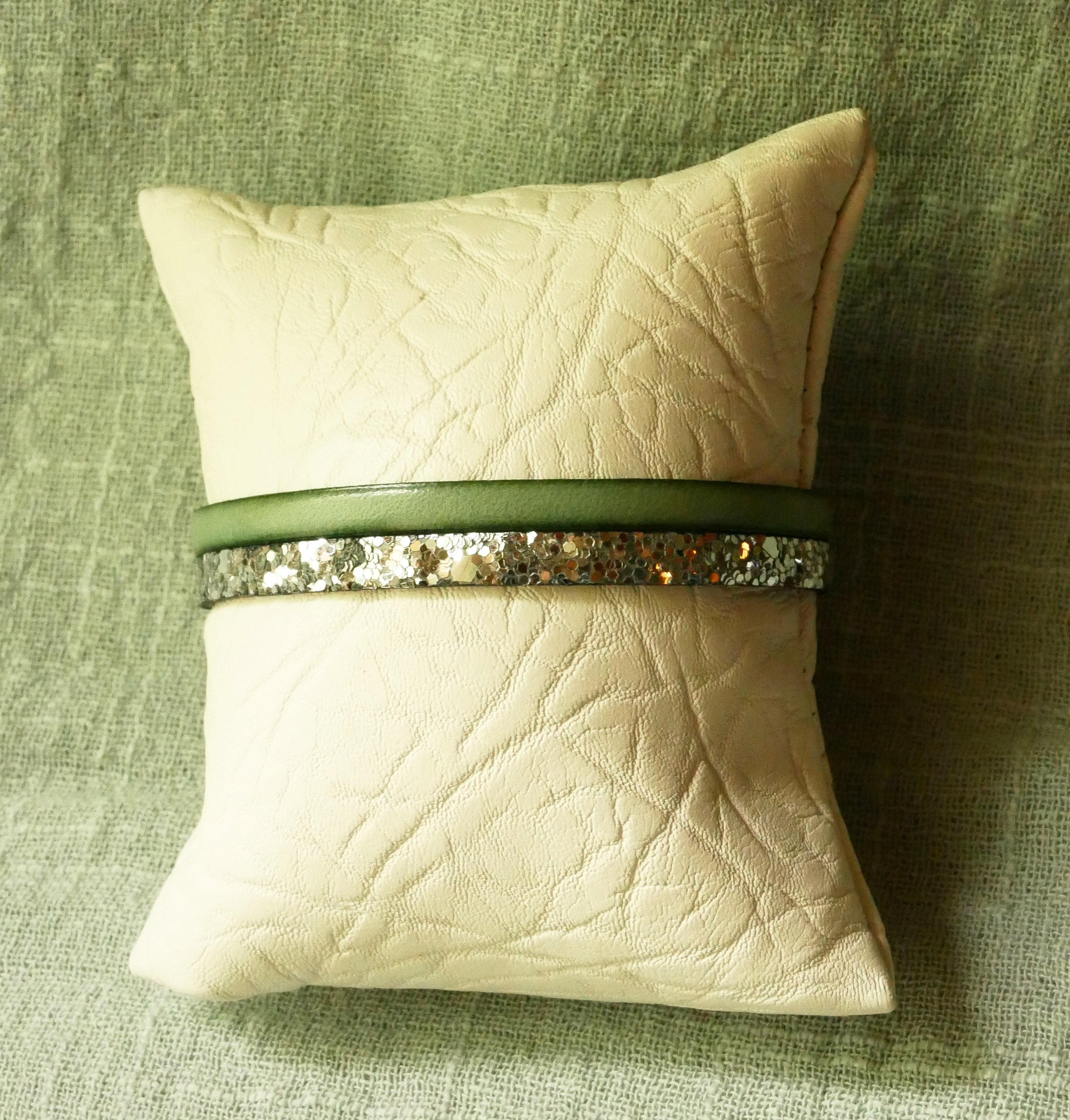 Pulseira duo em pele em prata e na cor &agrave; sua escolha