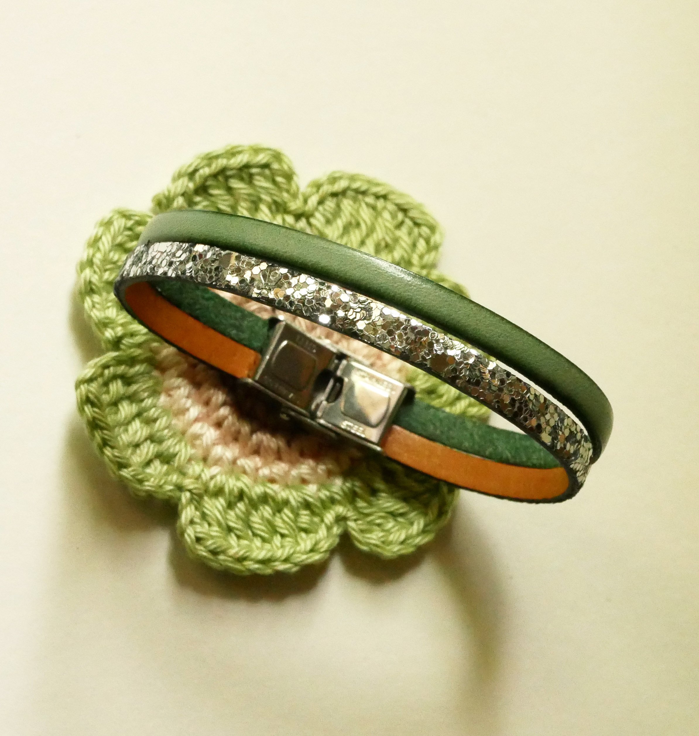 Pulseira duo em pele em prata e na cor à sua escolha