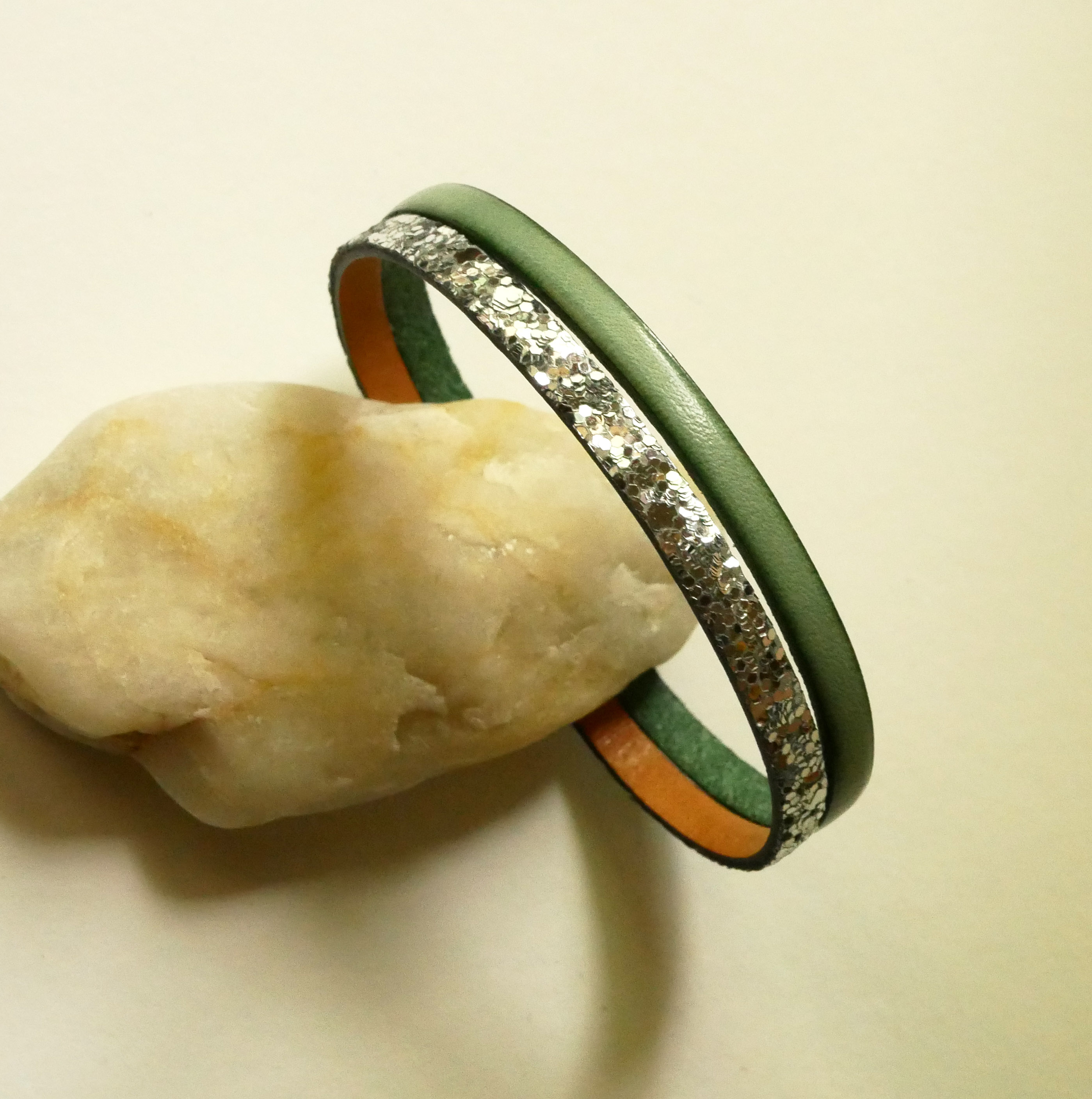 Pulseira duo em pele em prata e na cor à sua escolha