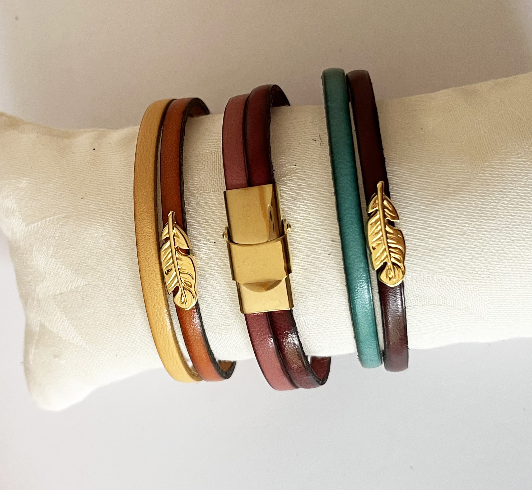 Bracelet duo de cuirs et plume dorée à personnaliser  