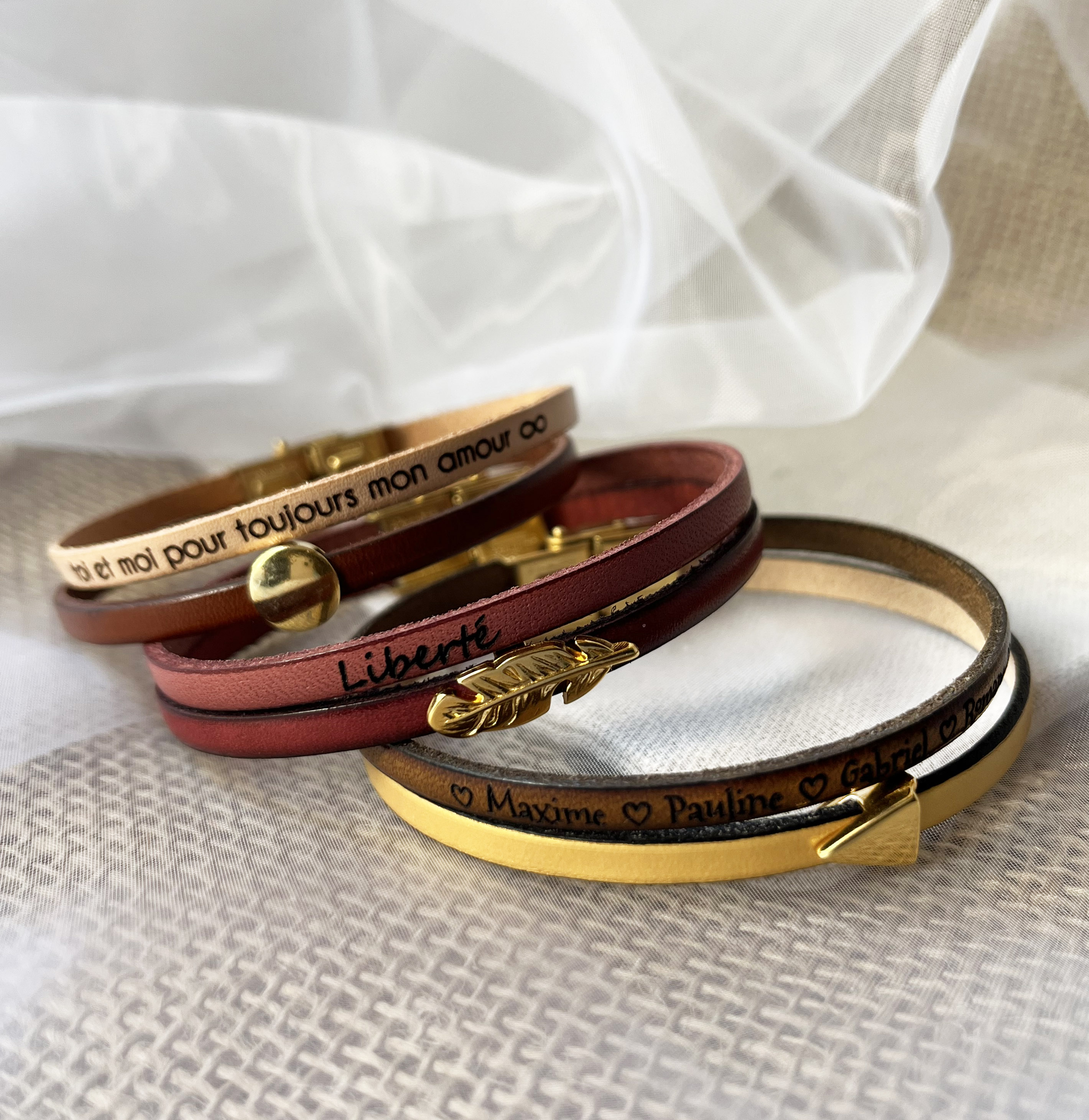 Bracelet duo de cuirs et plume dorée à personnaliser  