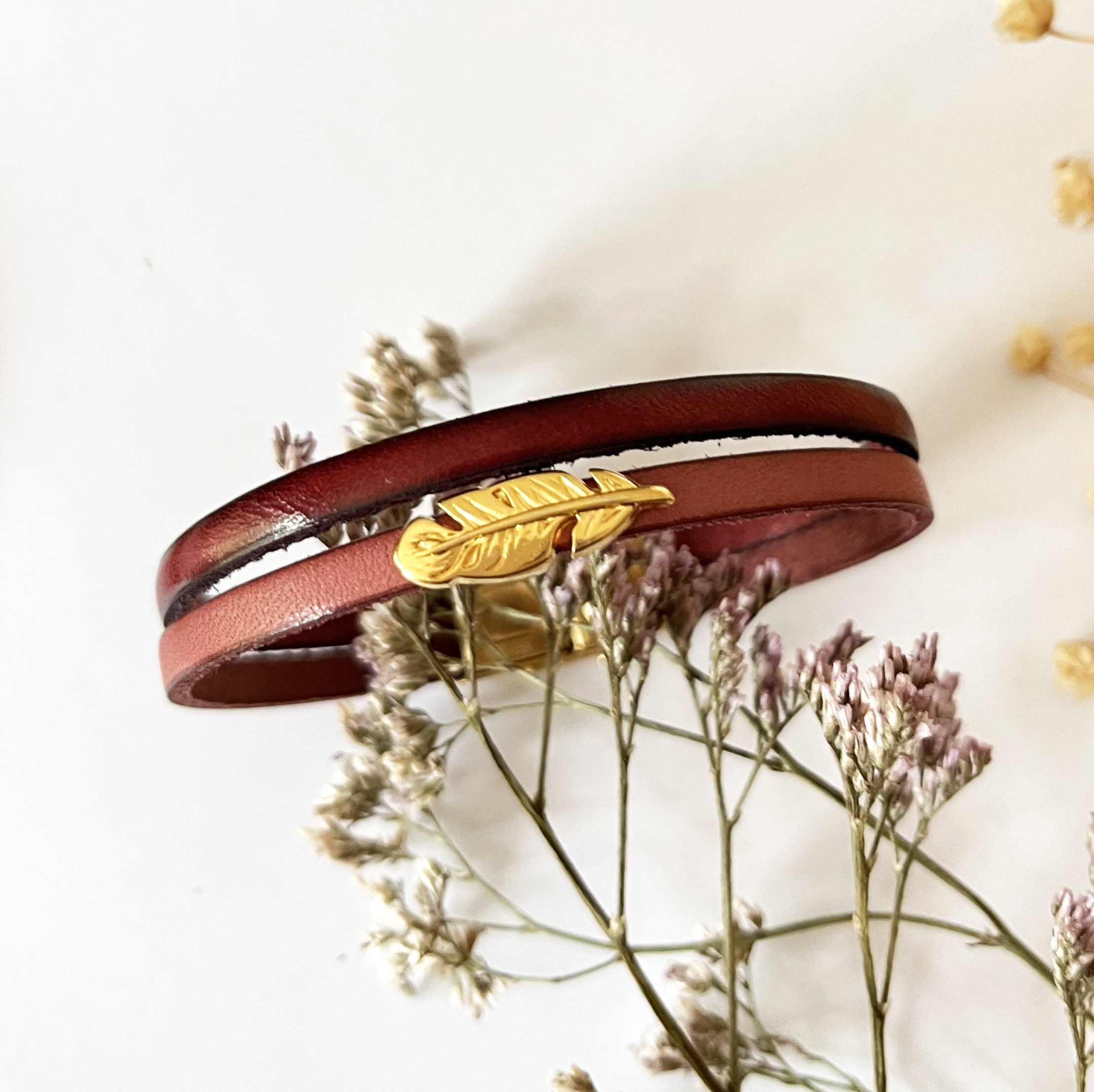 Bracelet duo de cuirs et plume dorée à personnaliser  