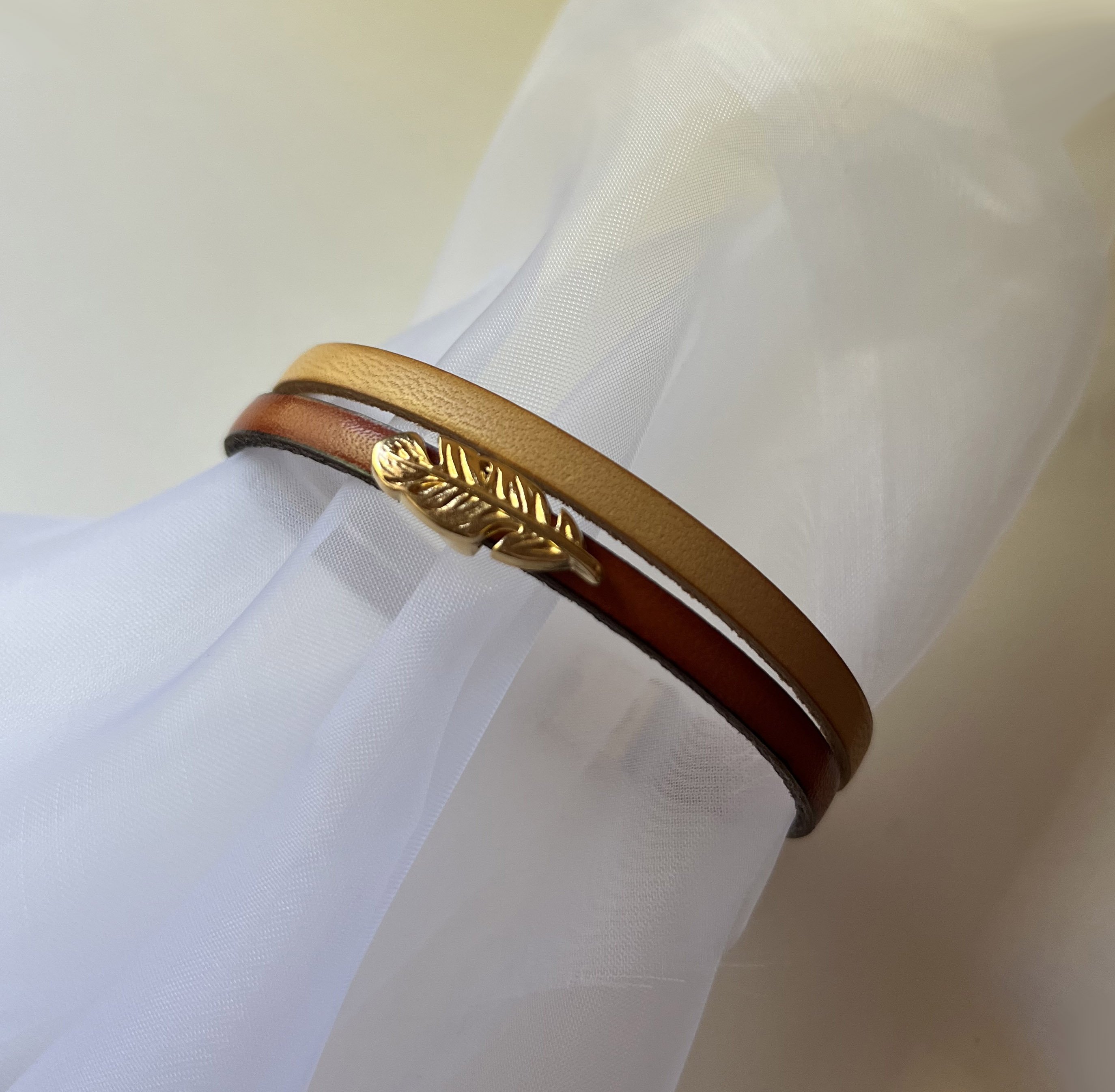 Bracelet duo de cuirs et plume dorée à personnaliser  
