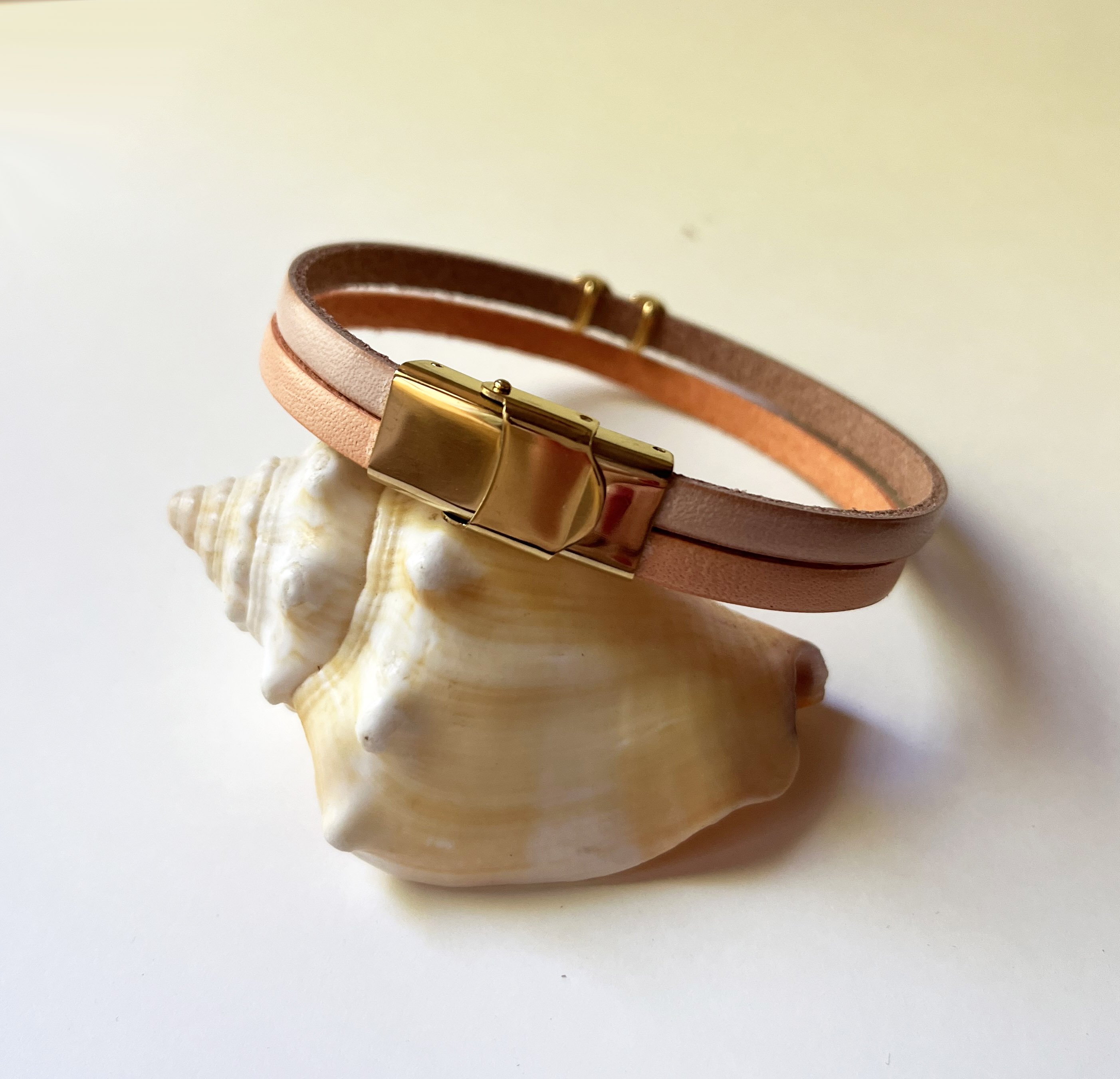 Bracelet duo de cuirs et plume dor&eacute;e &agrave; personnaliser  