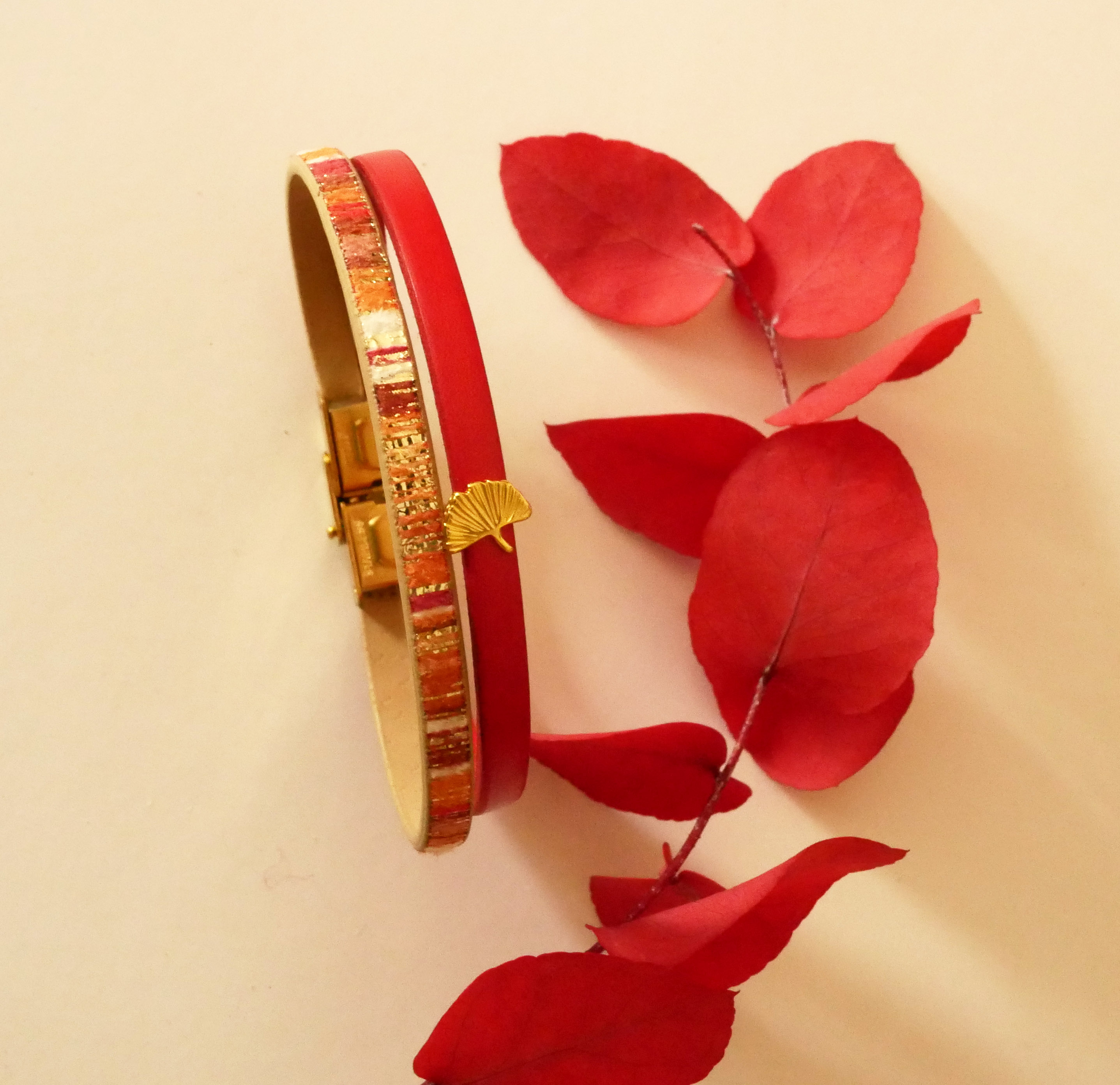 Pulseira dupla em couro Rouget com brilhantes dourados e design Gingko  