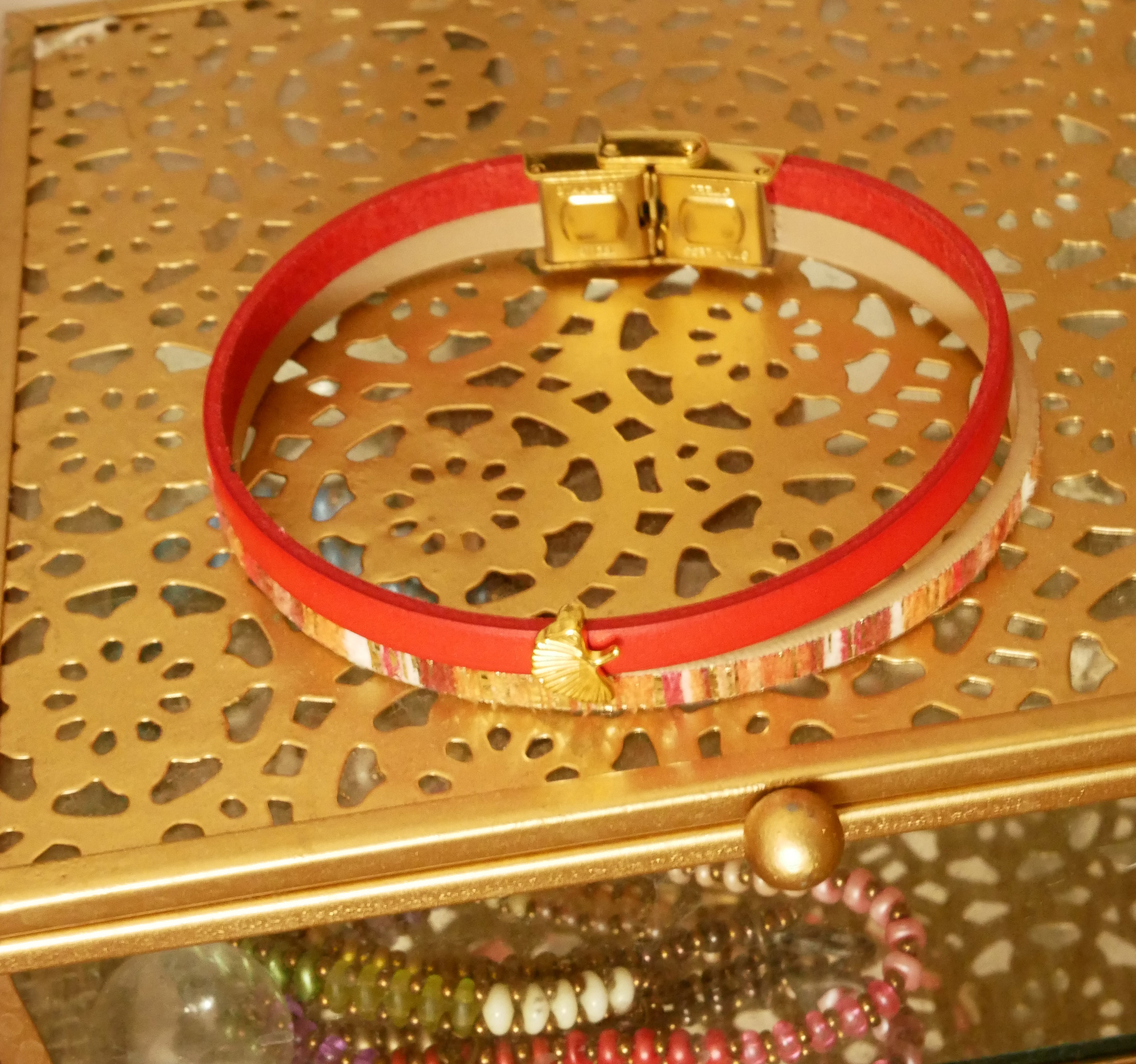 Pulseira dupla em couro Rouget com brilhantes dourados e design Gingko  