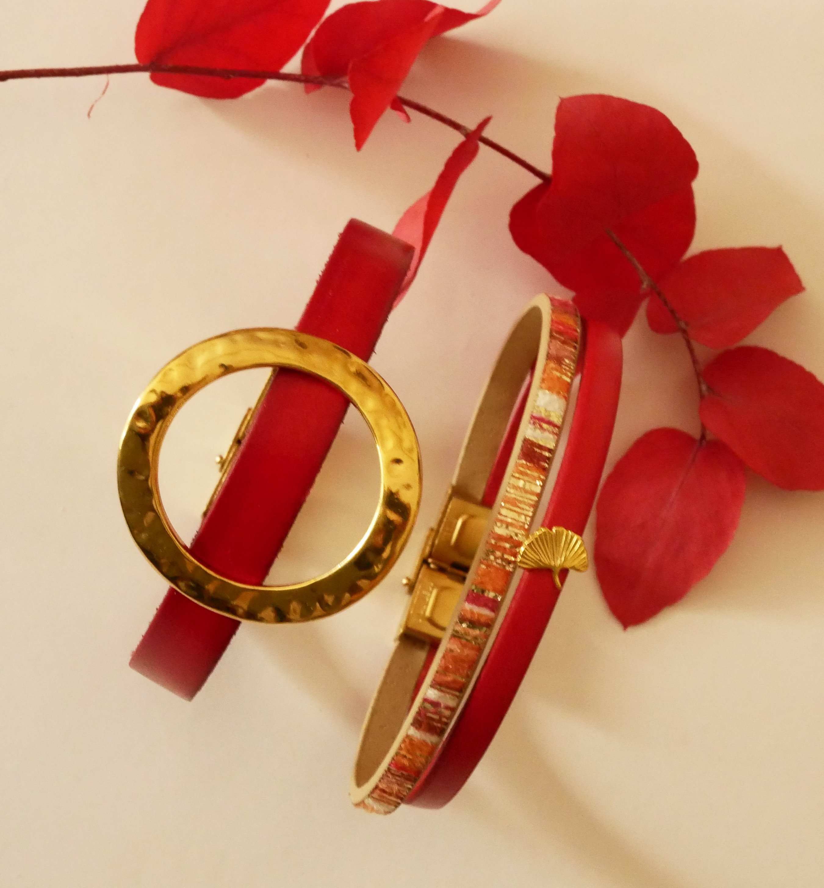 Pulseira dupla em couro Rouget com brilhantes dourados e design Gingko  