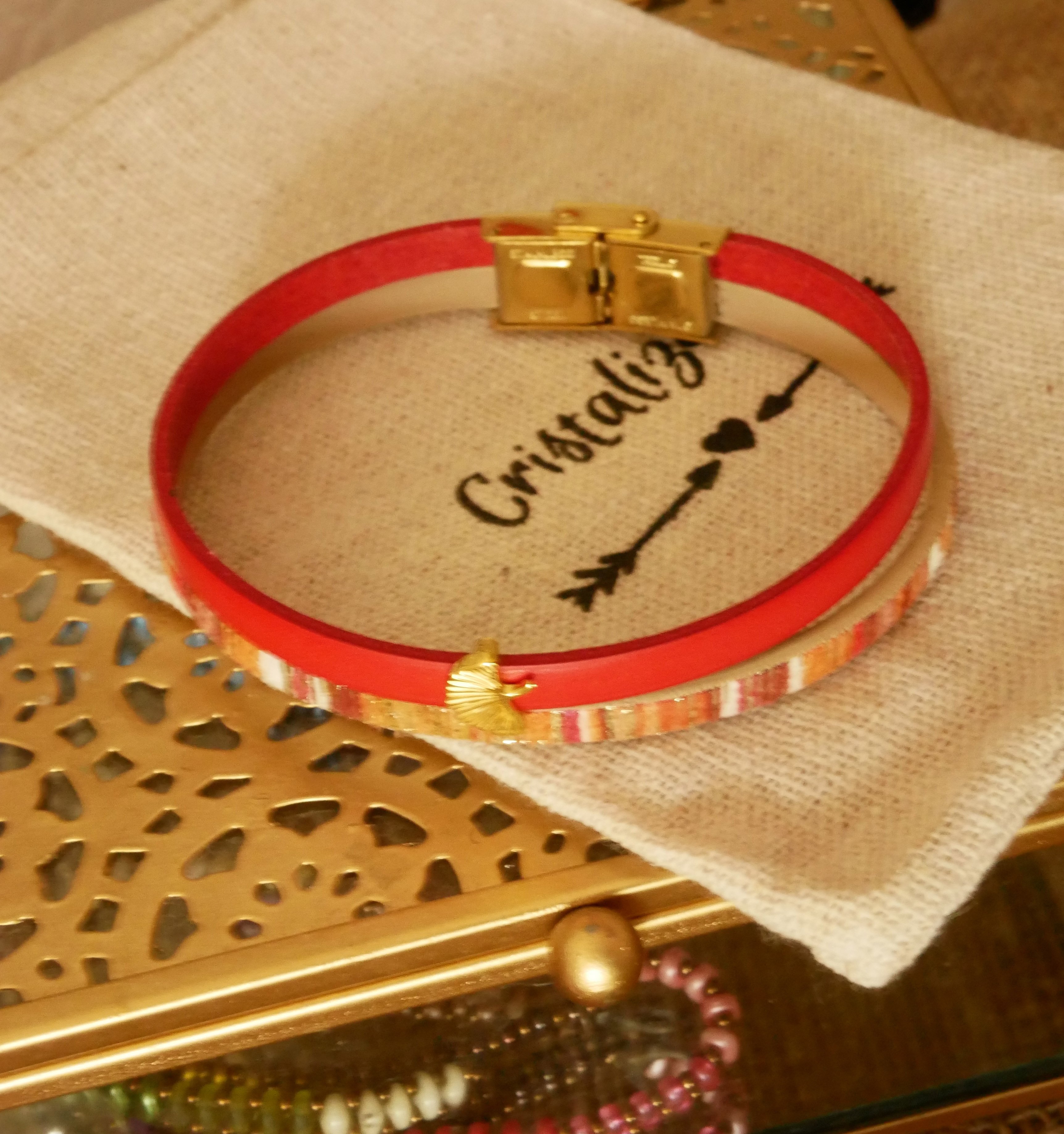 Pulseira dupla em couro Rouget com brilhantes dourados e design Gingko  