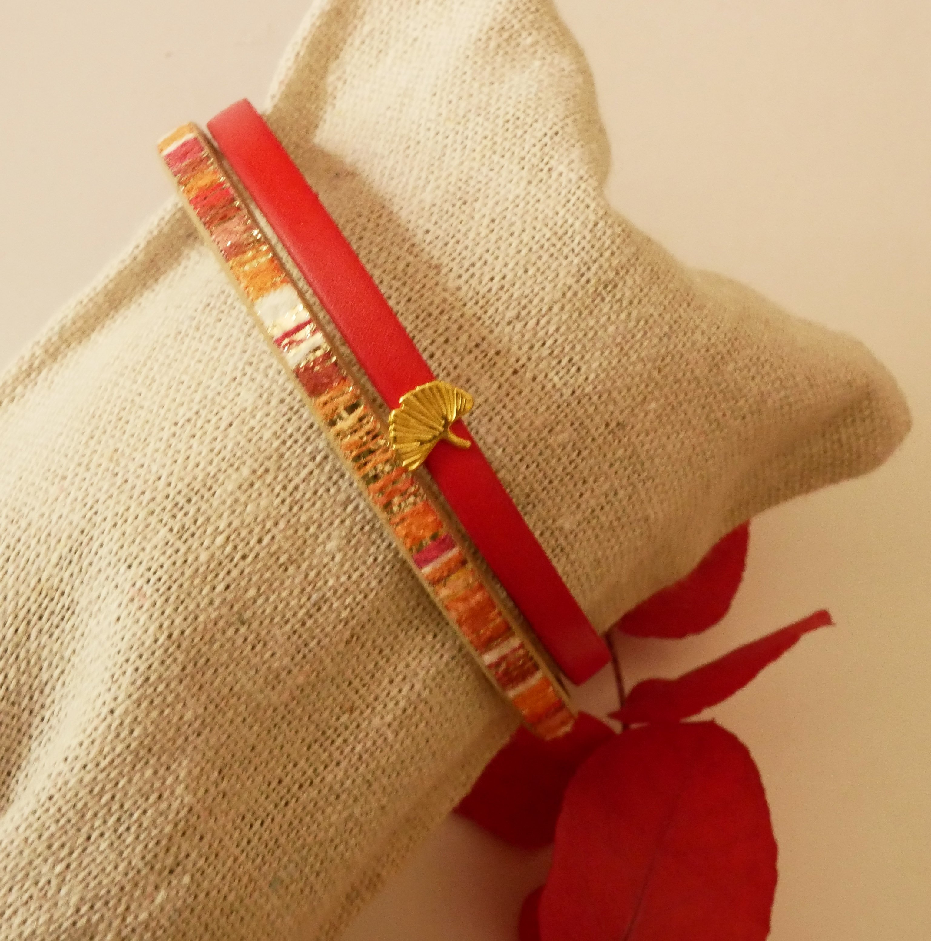 Pulseira dupla em couro Rouget com brilhantes dourados e design Gingko  