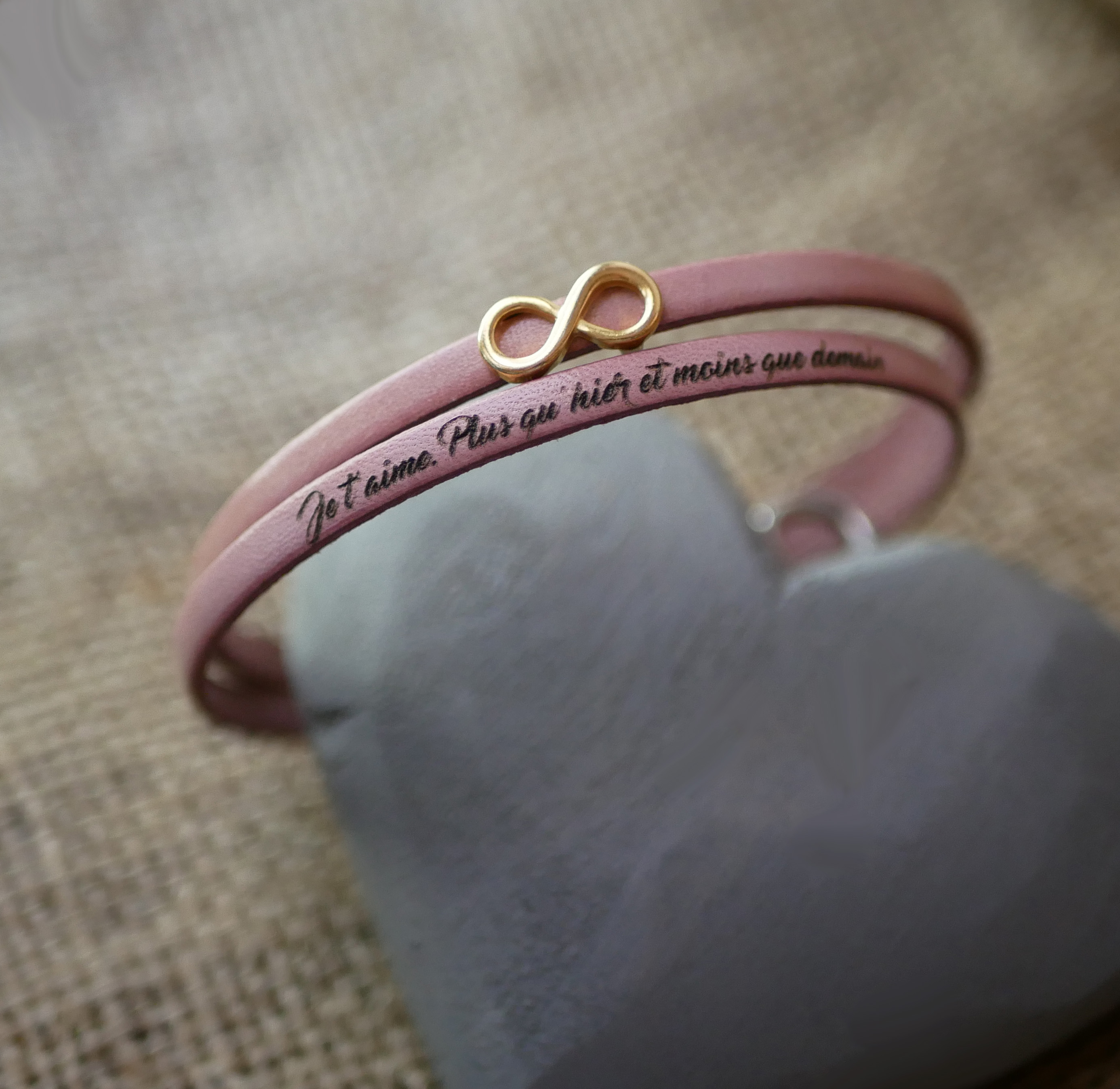 Pulseira dupla em pele com símbolo do infinito em dourado para personalizar  