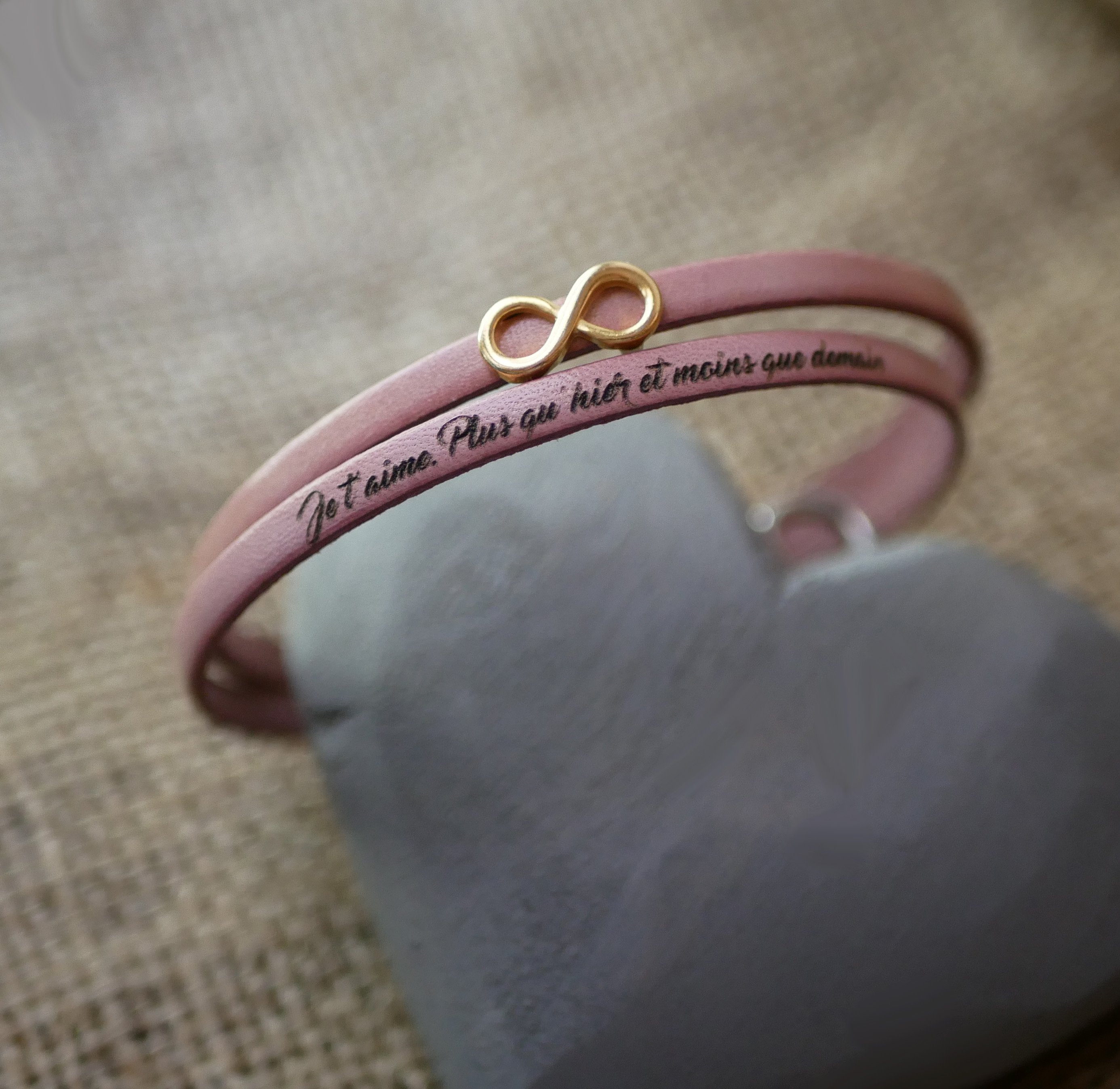 Pulseira dupla em pele com símbolo do infinito em dourado para personalizar  