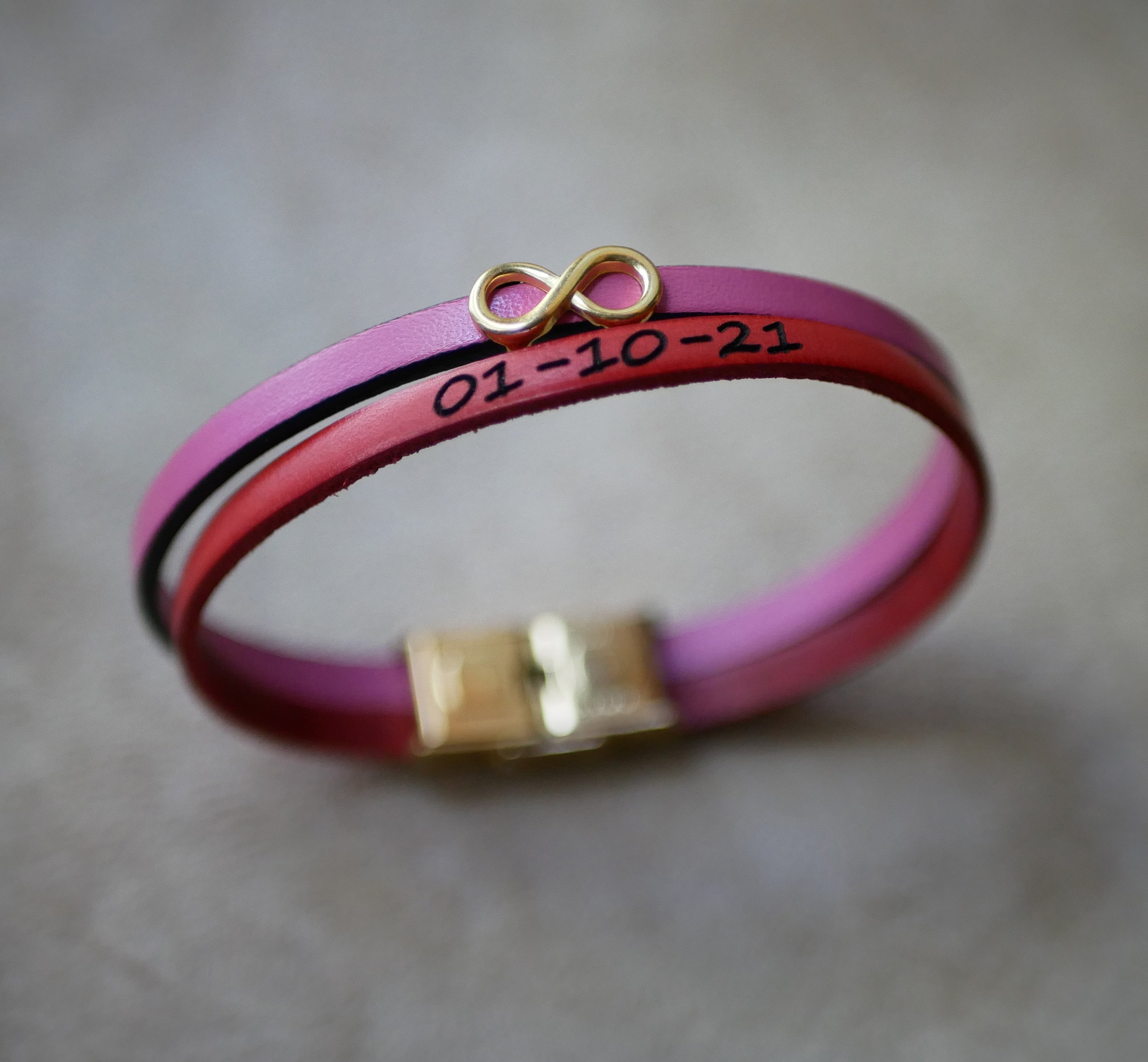 Pulseira dupla em pele com símbolo do infinito em dourado para personalizar  