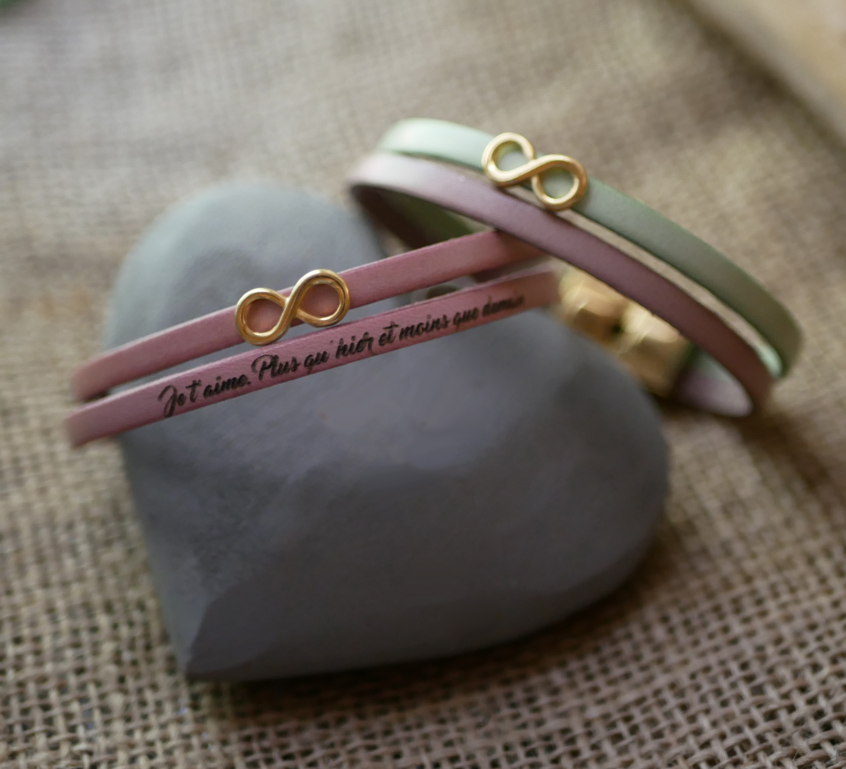 Pulseira dupla em pele com símbolo do infinito em dourado para personalizar  