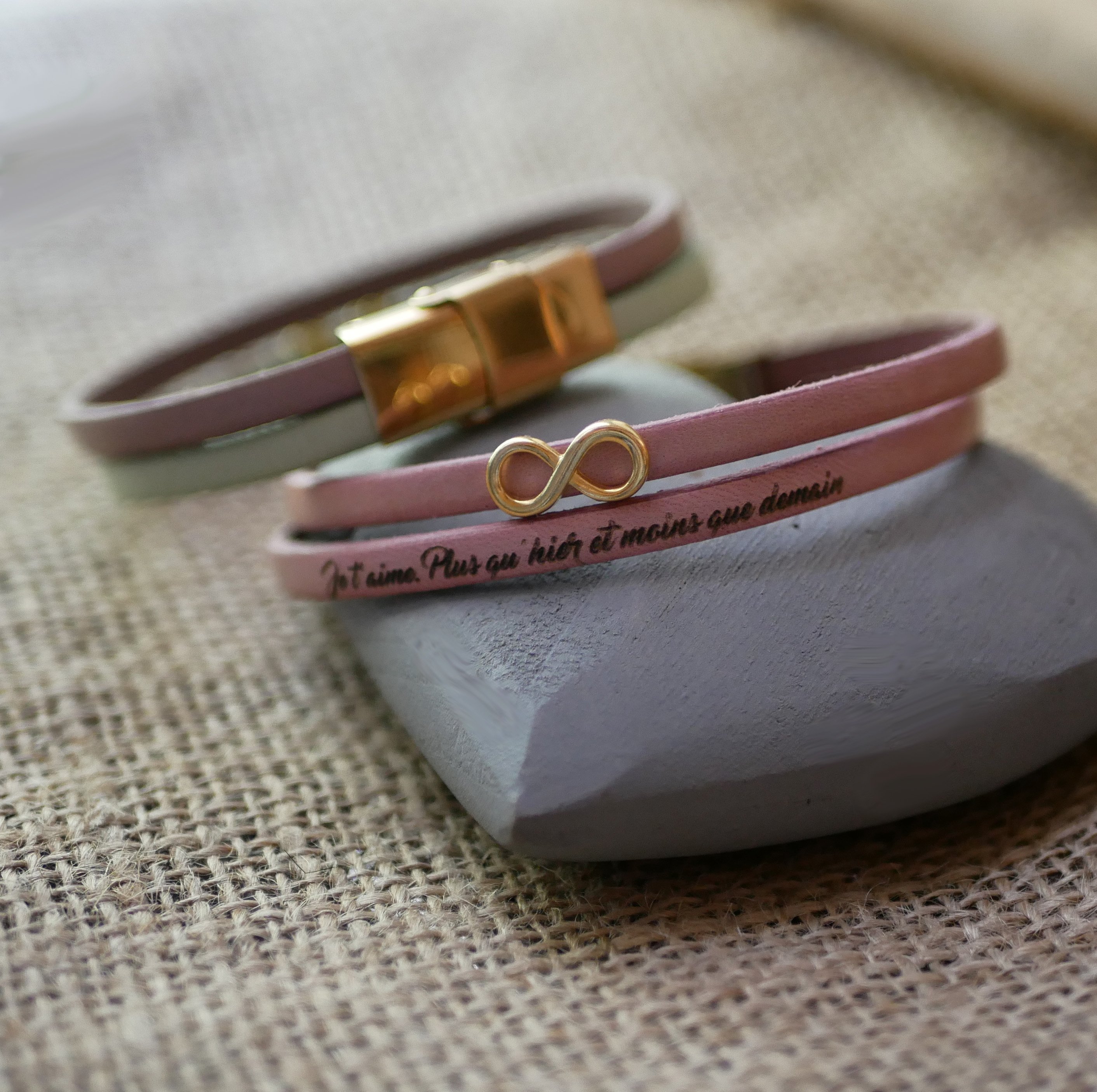 Pulseira dupla em pele com símbolo do infinito em dourado para personalizar  