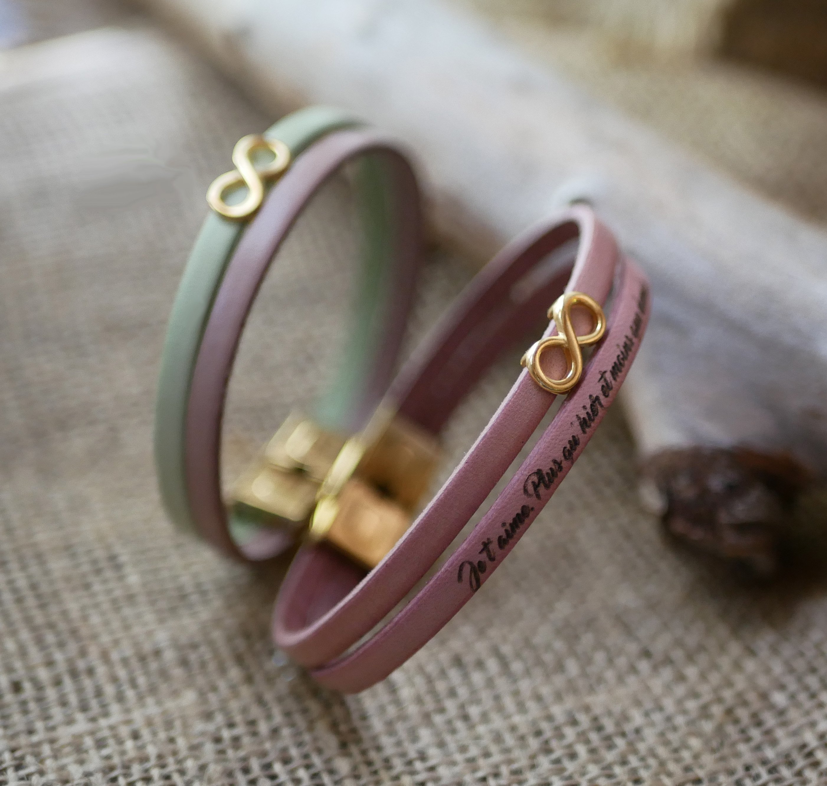 Pulseira dupla em pele com símbolo do infinito em dourado para personalizar  