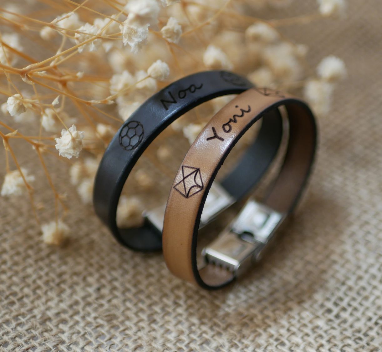 Pulseira personalizada em pele para crianças gravada com o primeiro nome emoldurado com desenhos à sua escolha