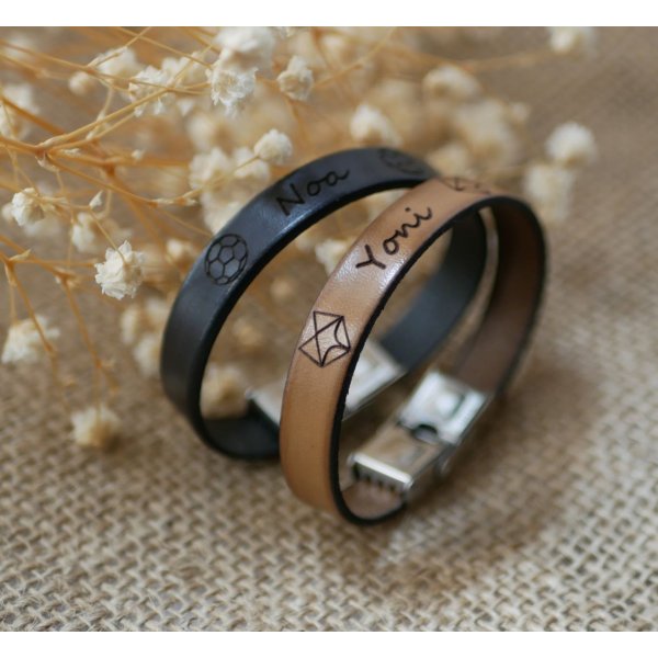 Pulseira personalizada em pele para crian&ccedil;as gravada com o primeiro nome emoldurado com desenhos &agrave; sua escolha